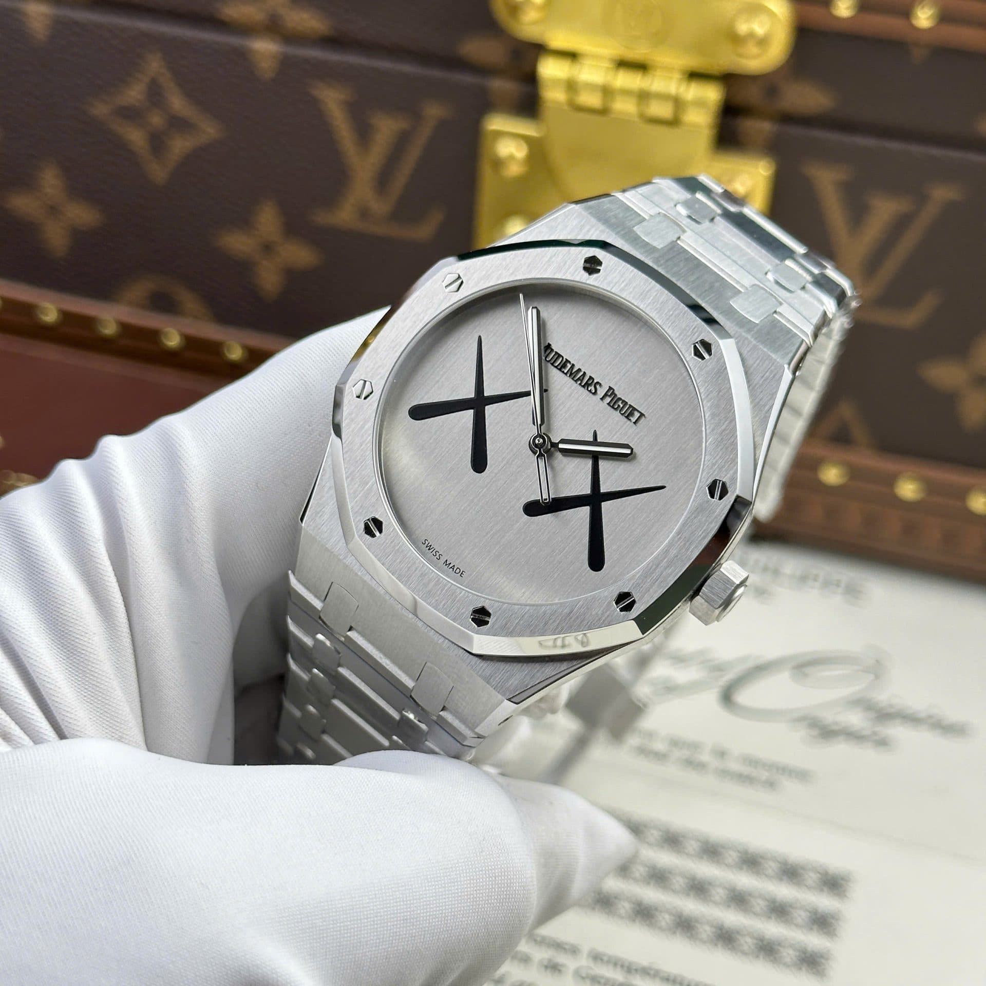 Dong-Ho-Audemars-Piguet-Royal-Oak-x-Kaws-Che-Tac-Mat-So-XX-Nha-May-APS-41mm-5-1
