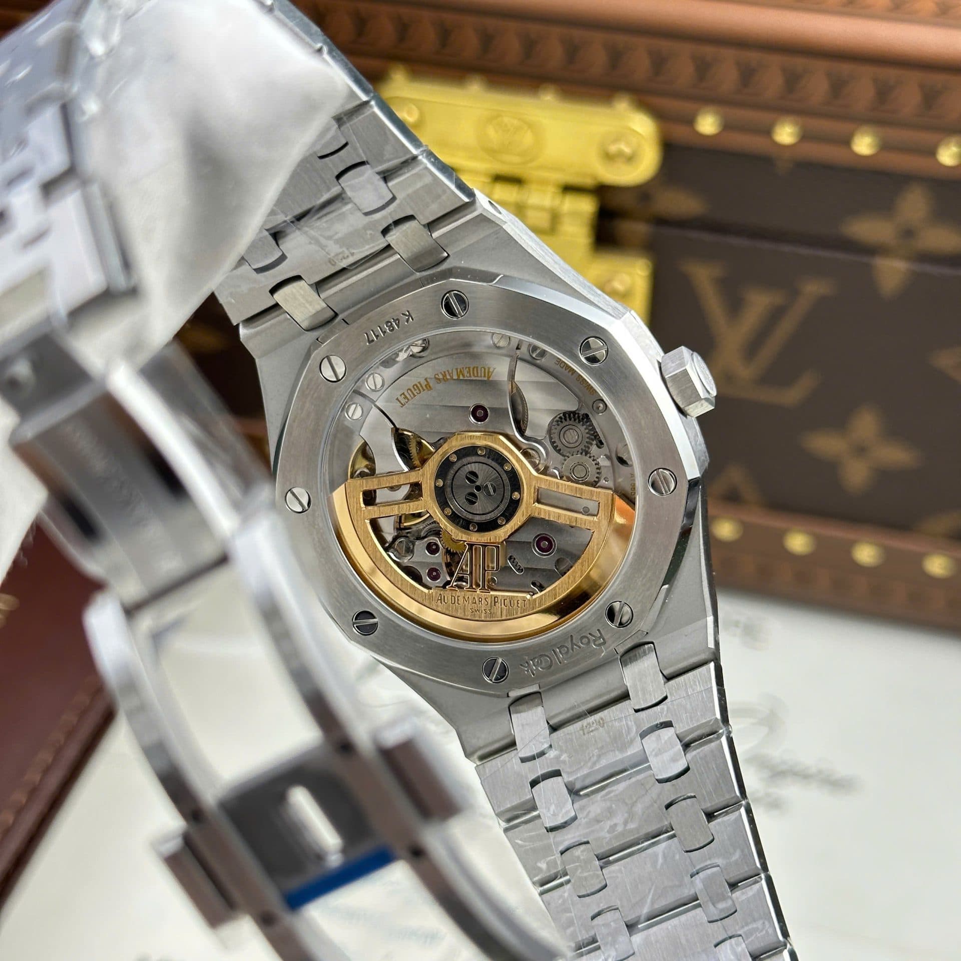 Dong-Ho-Audemars-Piguet-Royal-Oak-x-Kaws-Che-Tac-Mat-So-XX-Nha-May-APS-41mm-7-1