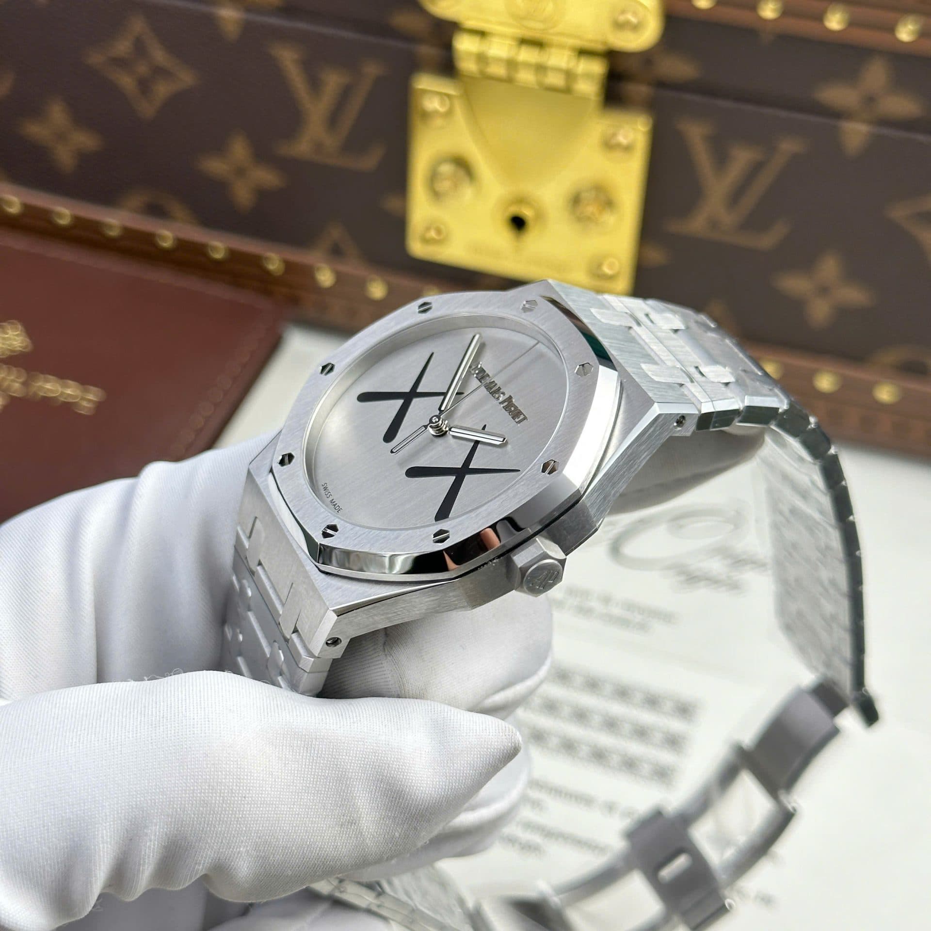 Dong-Ho-Audemars-Piguet-Royal-Oak-x-Kaws-Che-Tac-Mat-So-XX-Nha-May-APS-41mm-8-1