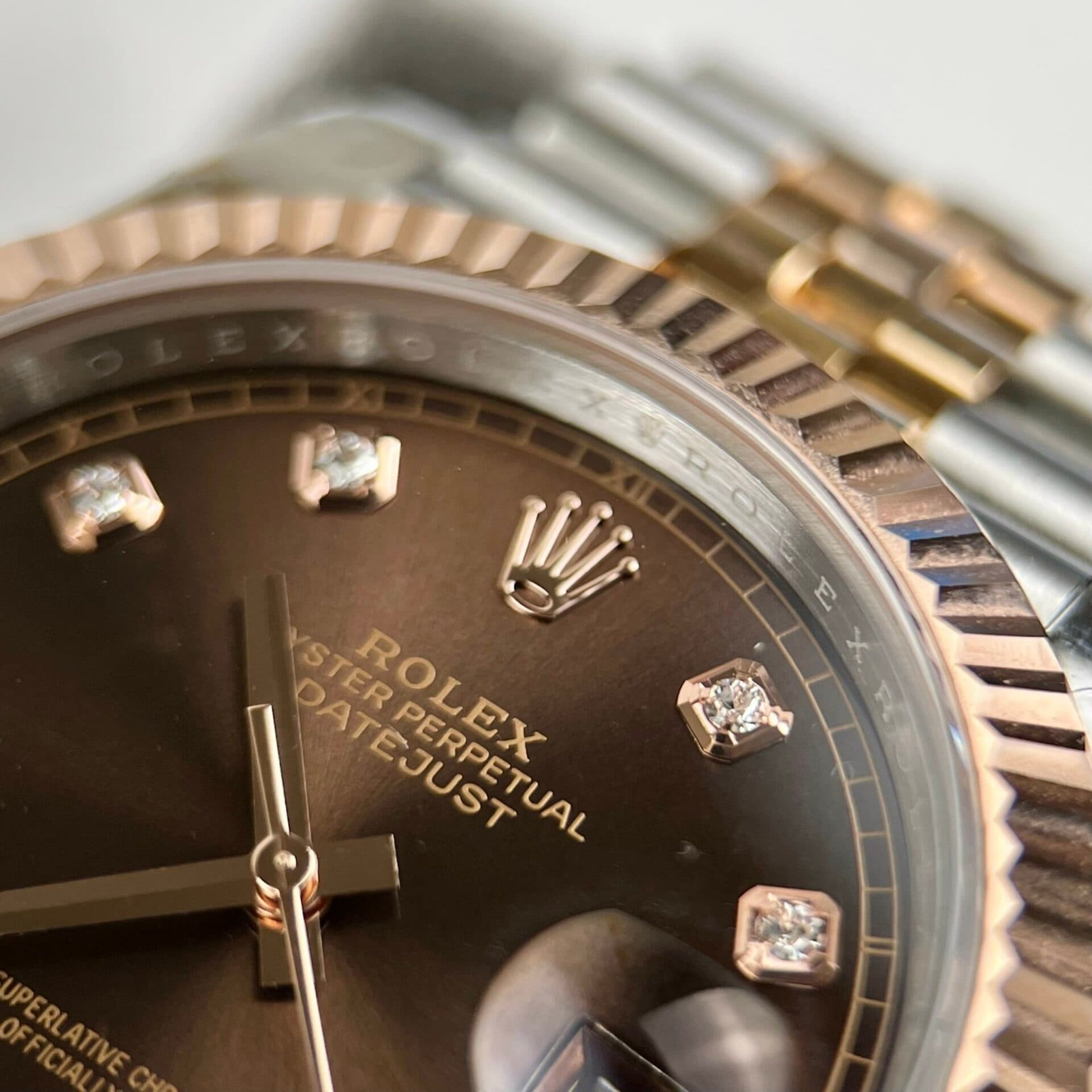 Dong-Ho-Boc-Vang-Rolex-DateJust-Mat-So-Chocolate-Dinh-Da-Nha-May-GM-41mm-5-1