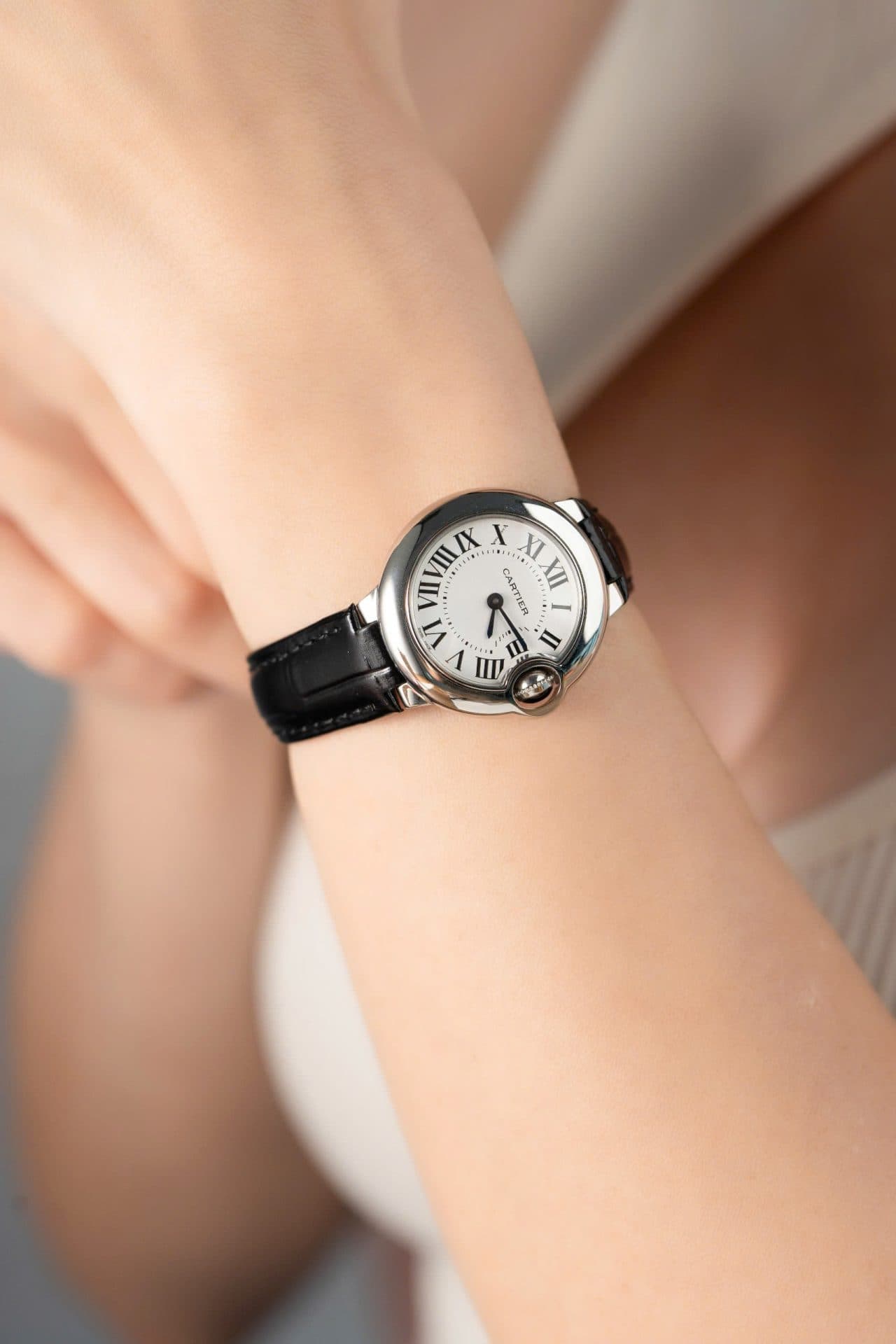 Dong-Ho-Cartier-Ballon-Bleu-Nu-May-Pin-Thuy-Sy-Day-Da-Mau-Den-28mm-2-1