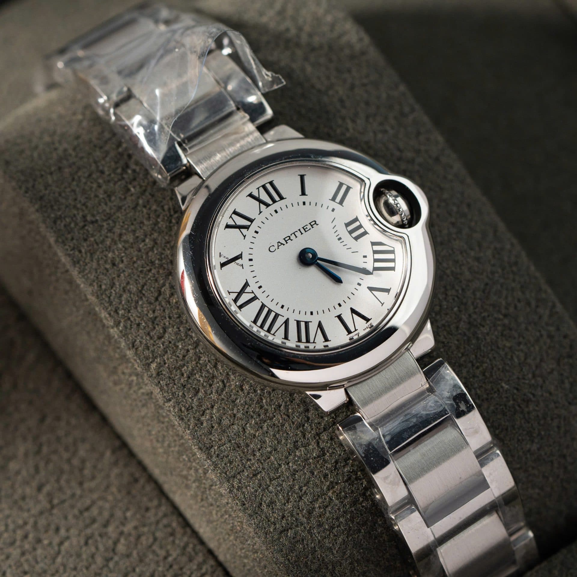 Dong-Ho-Cartier-Ballon-Bleu-Nu-May-Pin-Thuy-Sy-Day-Kim-Loai-28mm-7-1