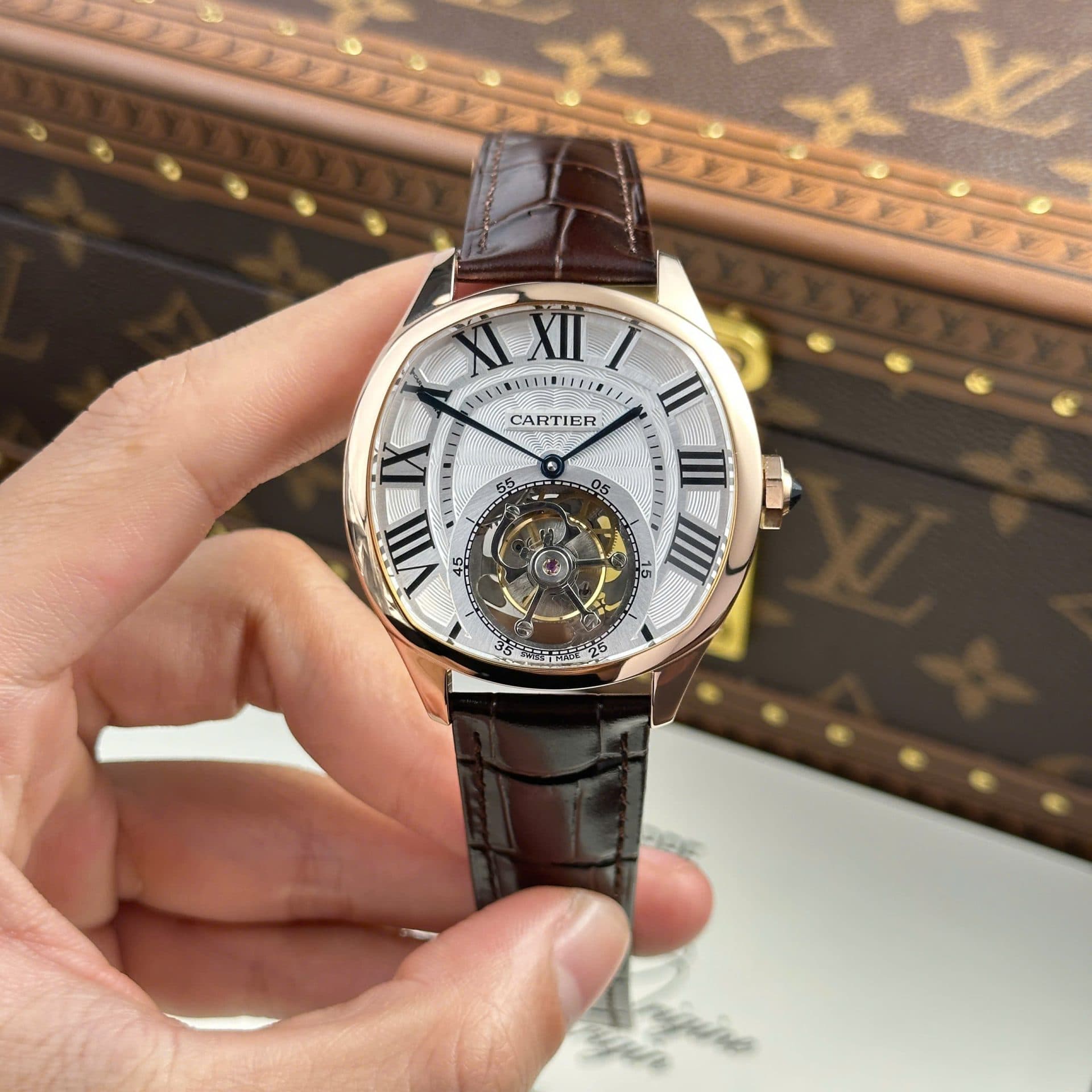 Dong-Ho-Cartier-Drive-Tourbillon-Replica-11-Mat-So-Van-Guiloche-Day-Da-41mm-3-1