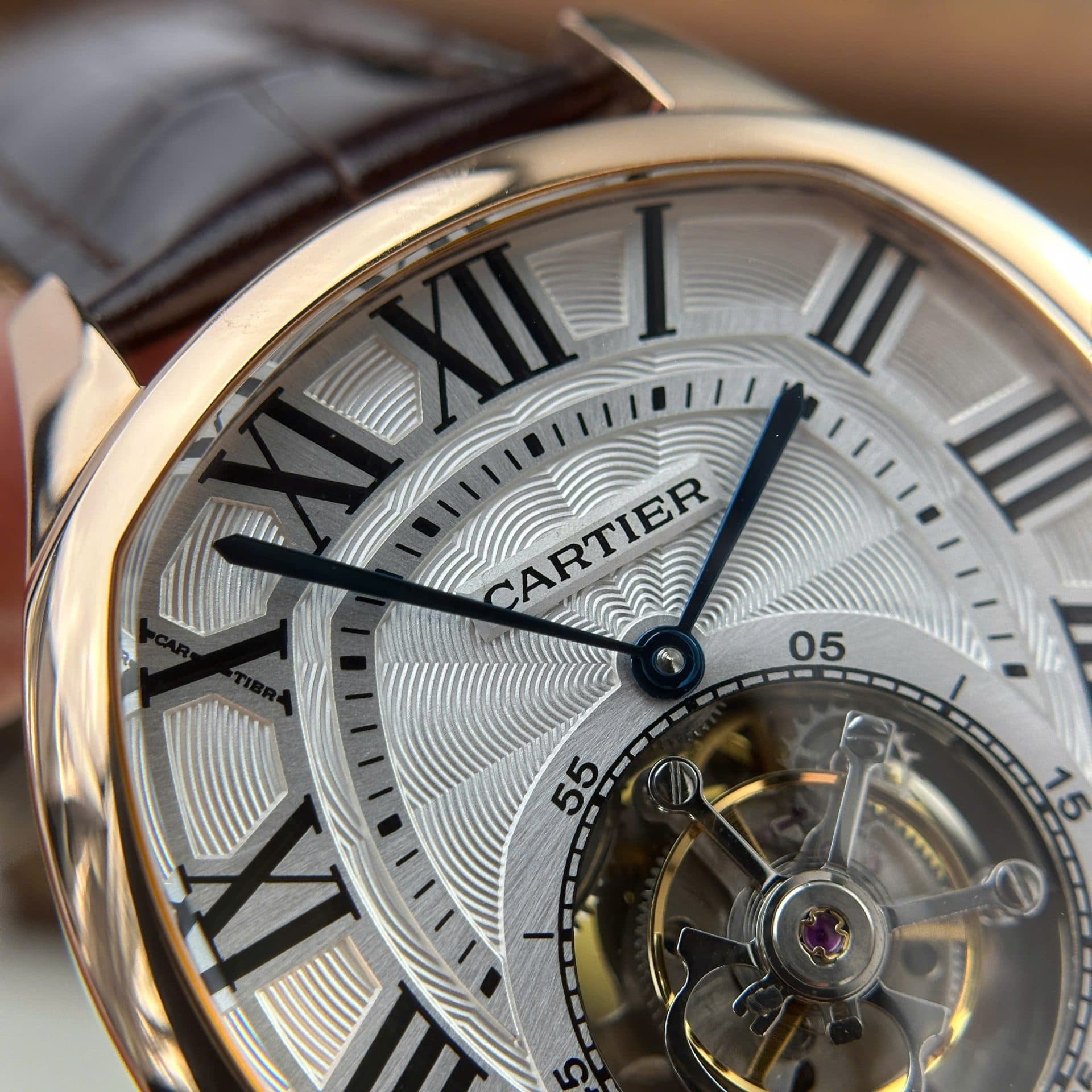 Dong-Ho-Cartier-Drive-Tourbillon-Replica-11-Mat-So-Van-Guiloche-Day-Da-41mm-4-1