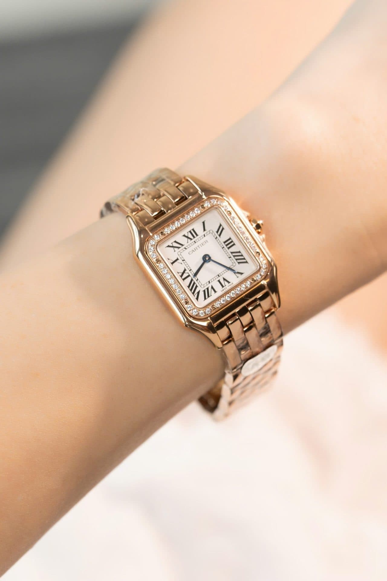 Dong-Ho-Cartier-Panthere-Replica-11-Nu-Mau-Vang-Hong-May-Pin-Thuy-Sy-27mm-2-1