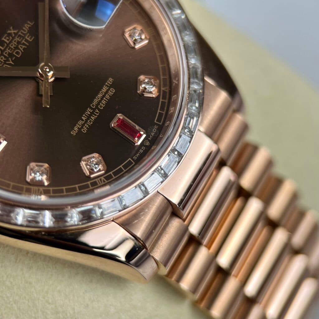 Dong-Ho-Che-Tac-Rolex-Day-Date-Boc-Vang-Dinh-Kim-Cuong-Moissanite-Baguette-36mm-7-1