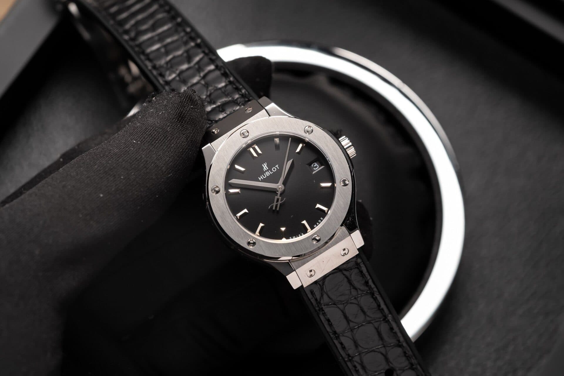 Dong-Ho-Hublot-Nu-Day-Da-Mau-Den-Replica-11-33mm-2-1