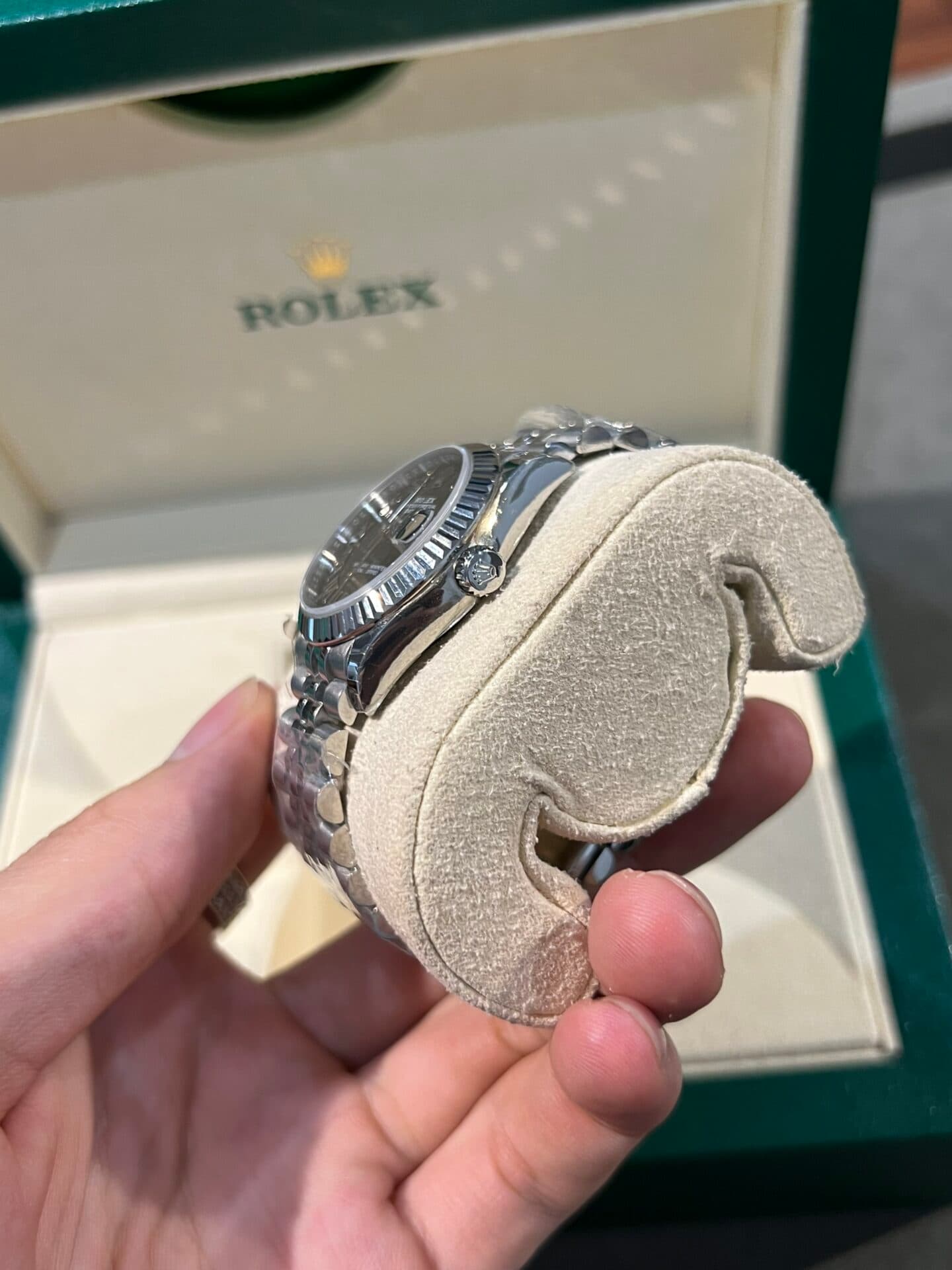 Dong-Ho-Nu-Dinh-Da-Rolex-DateJust-Super-Fake-Coc-So-La-Ma-31mm-1-1