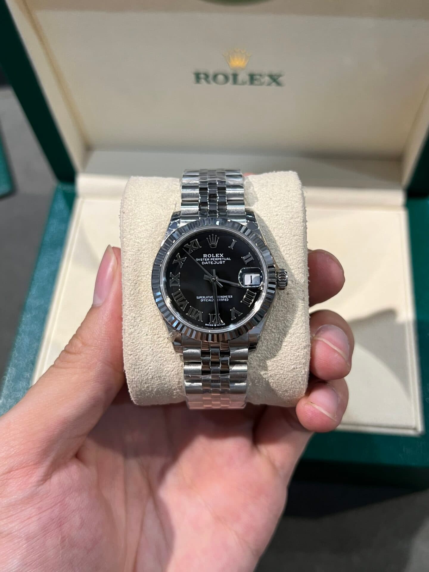 Dong-Ho-Nu-Dinh-Da-Rolex-DateJust-Super-Fake-Coc-So-La-Ma-31mm-2-1