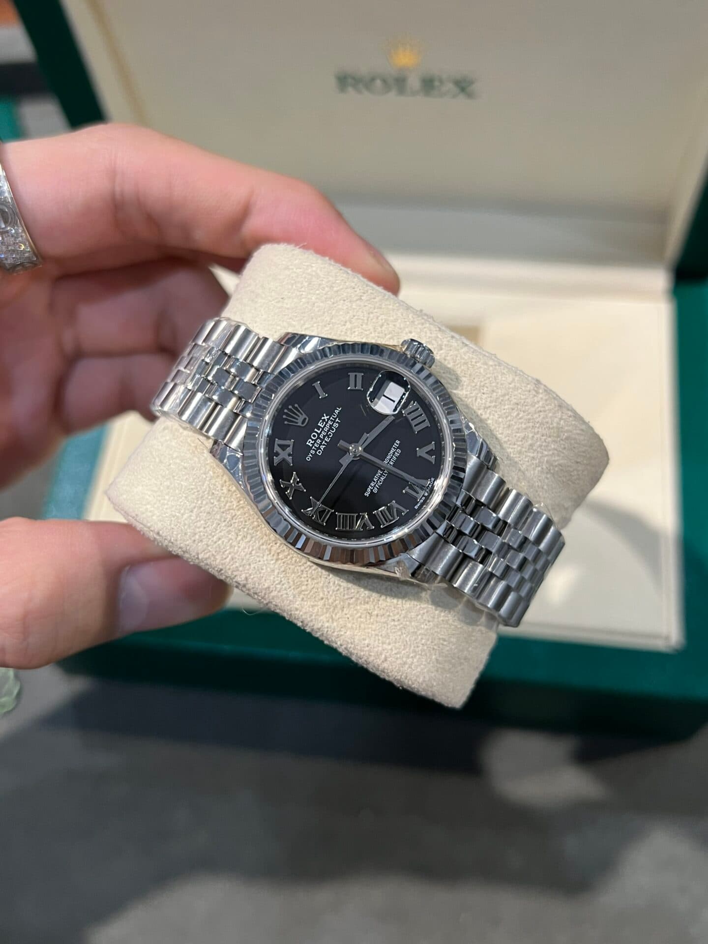 Dong-Ho-Nu-Dinh-Da-Rolex-DateJust-Super-Fake-Coc-So-La-Ma-31mm-3-1