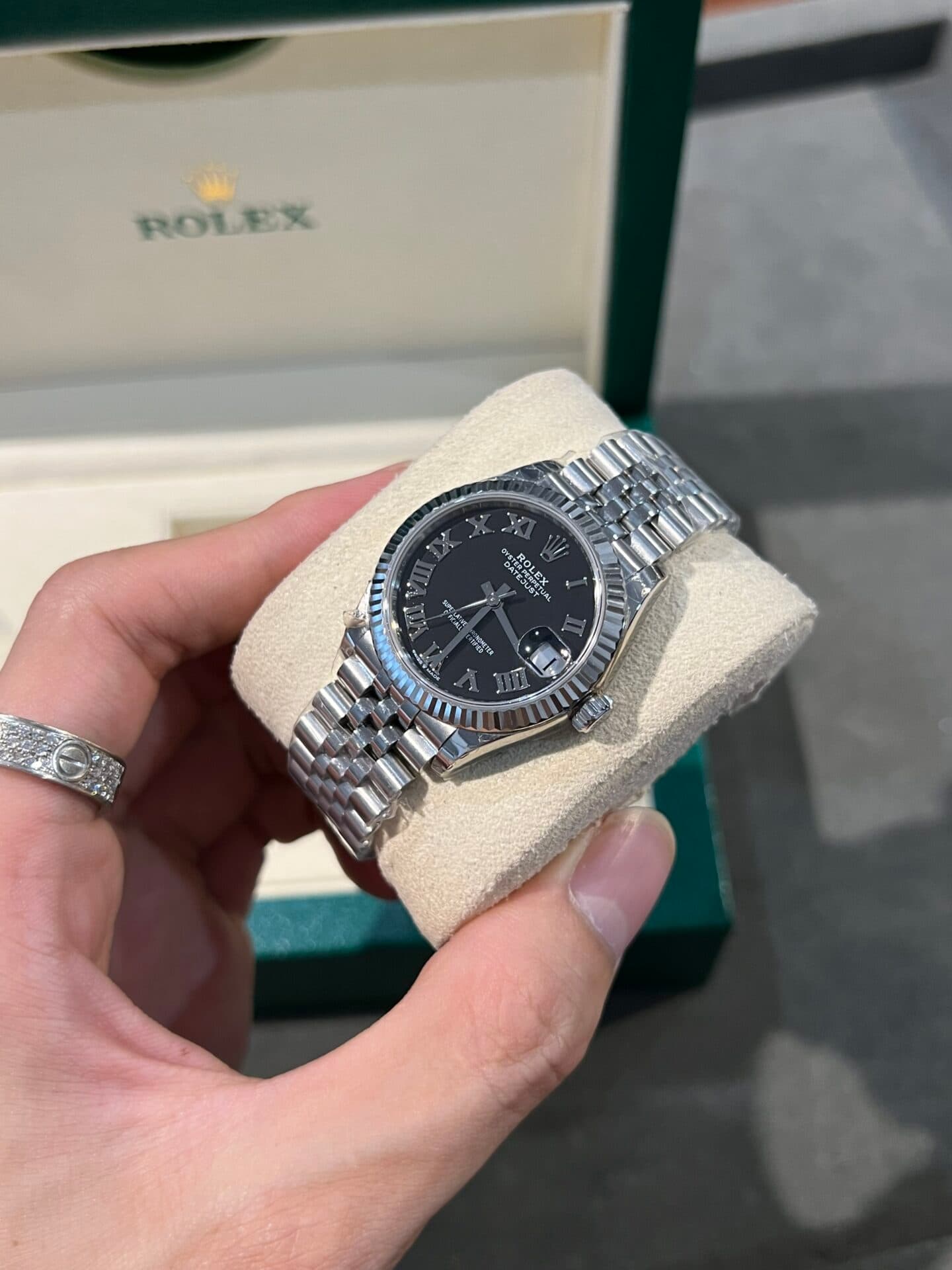 Dong-Ho-Nu-Dinh-Da-Rolex-DateJust-Super-Fake-Coc-So-La-Ma-31mm-4-1