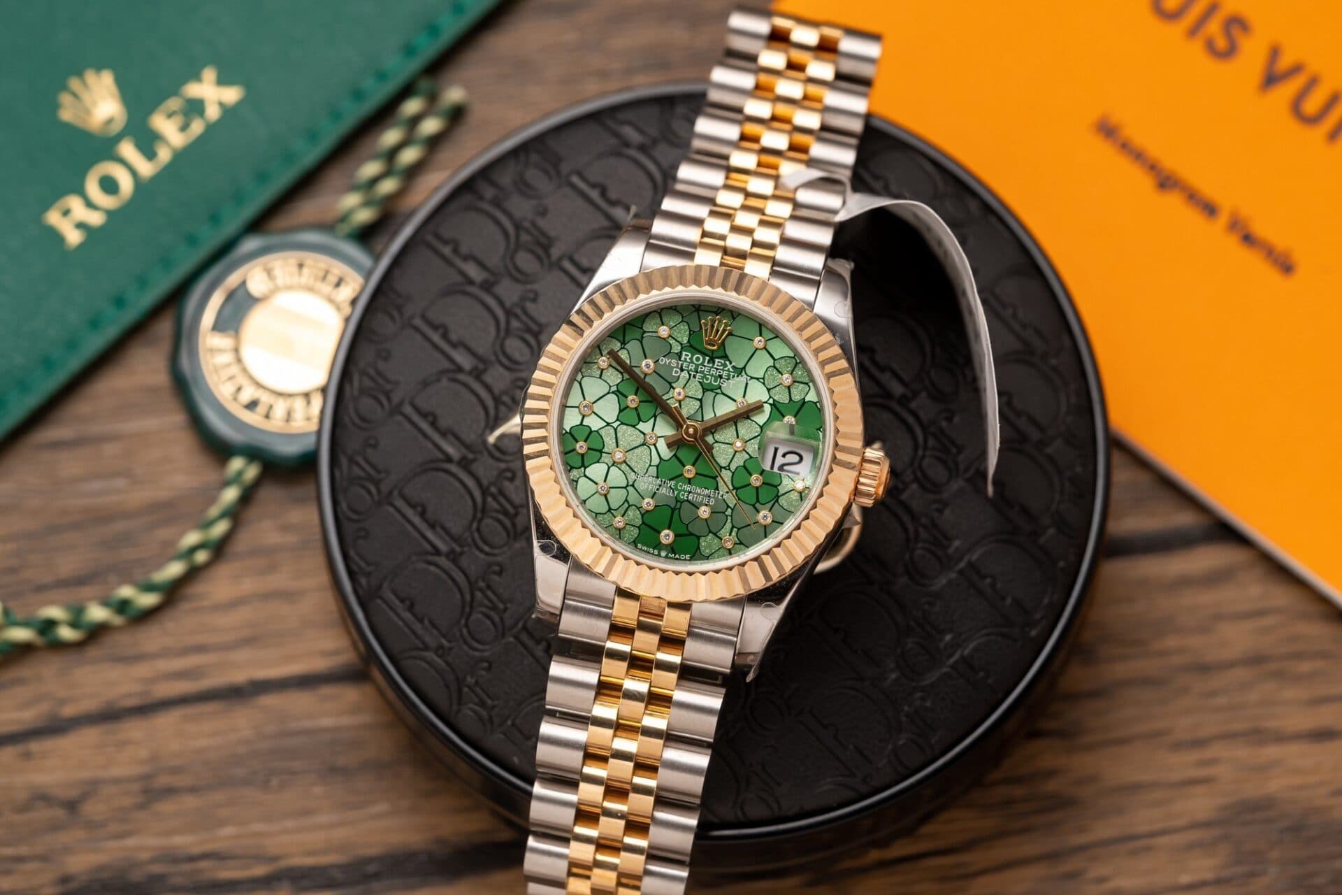 Dong-Ho-Nu-Rolex-Boc-Vang-Datejust-Mat-So-Xanh-Olive-Hoa-La-GM-31mm-2-1