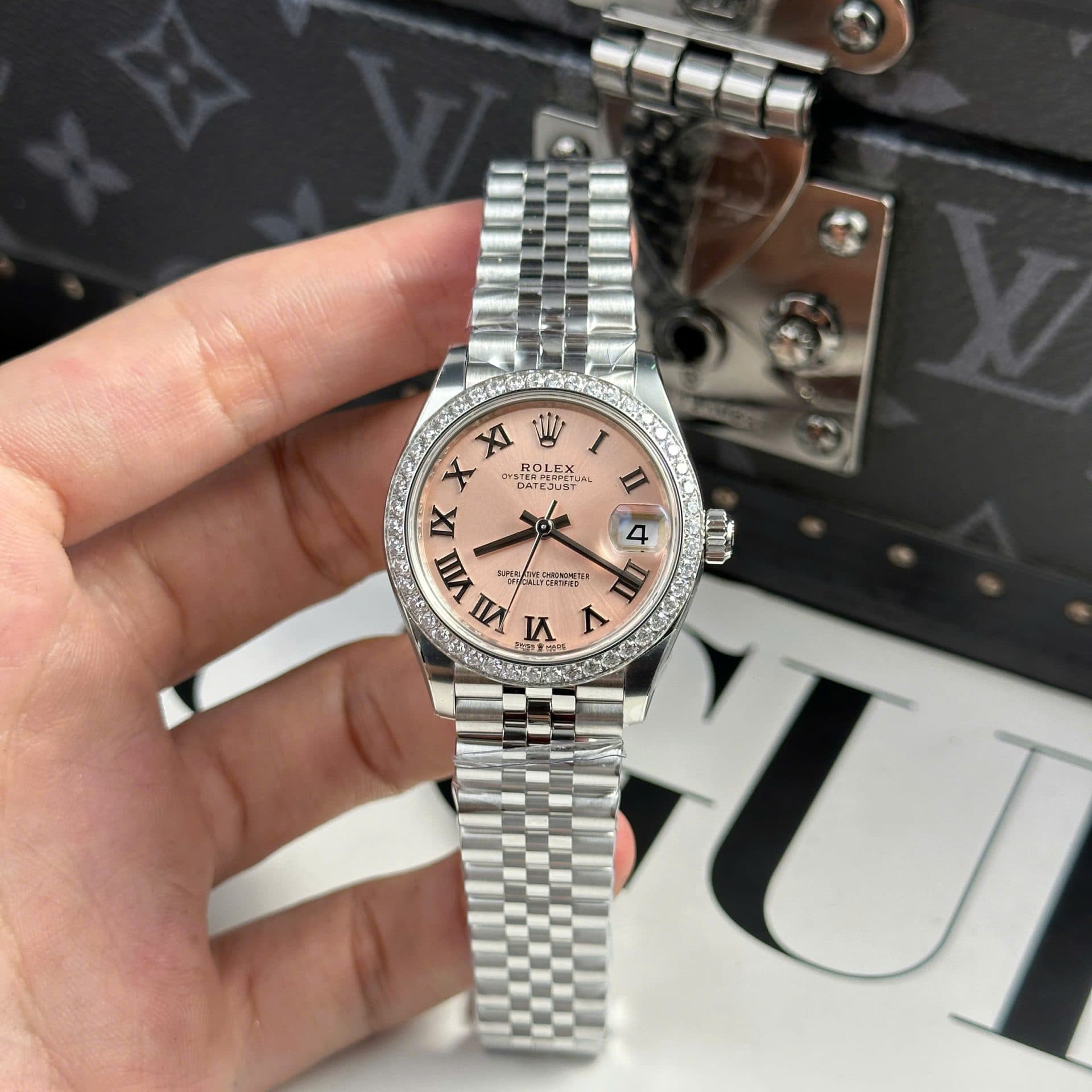 Dong-Ho-Nu-Rolex-DateJust-Replica-11-Mat-Hong-Vien-Dinh-Da-Nha-May-THB-31mm-3-1