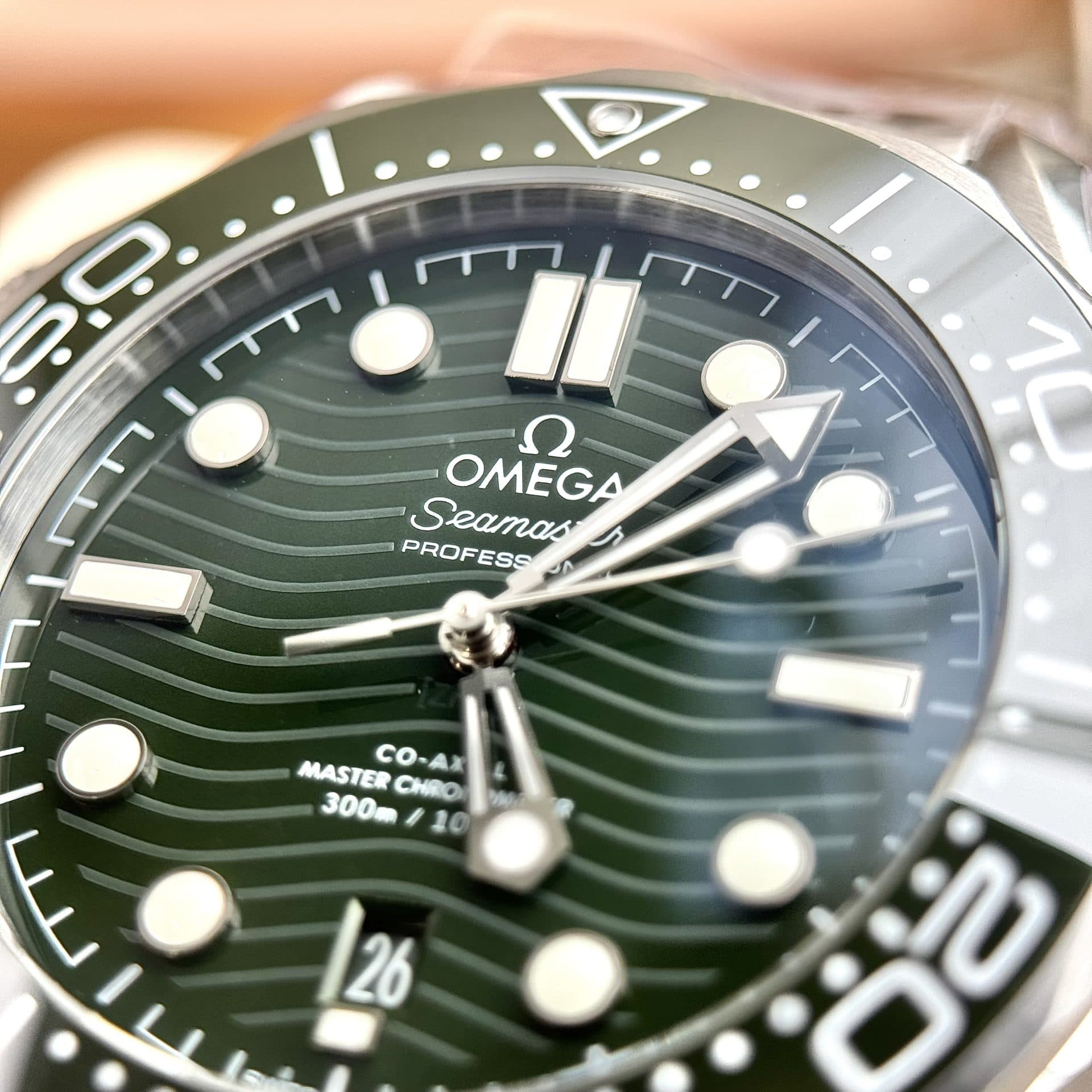 Dong-Ho-Omega-Che-Tac-Seamaster-Diver-300M-Mau-Xanh-La-Cay-VS-Factory-42mm-2-1