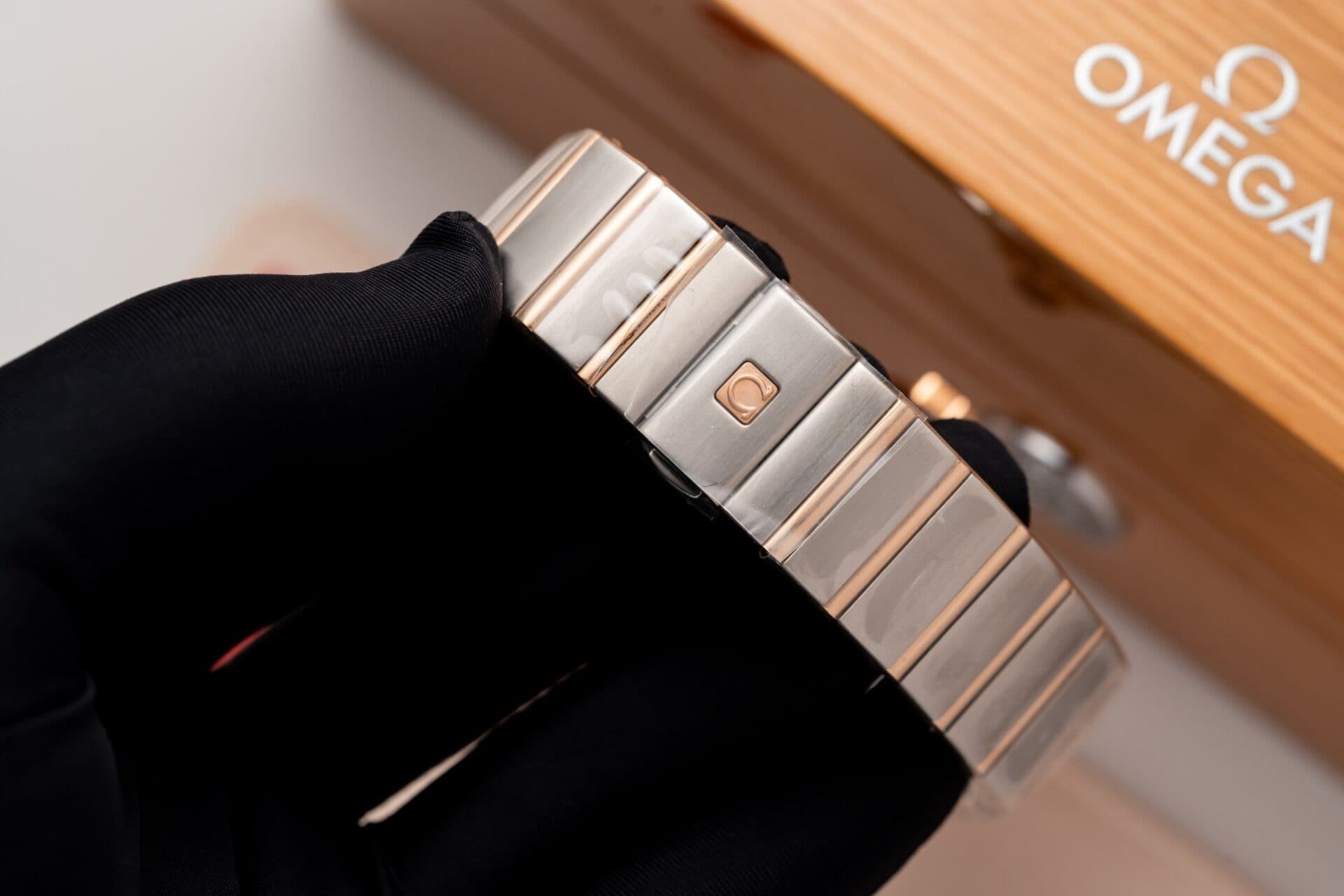 Dong-Ho-Omega-Constellation-Mat-Nau-Rep-11-May-Thuy-Sy-VS-Factory-38mm-8-1