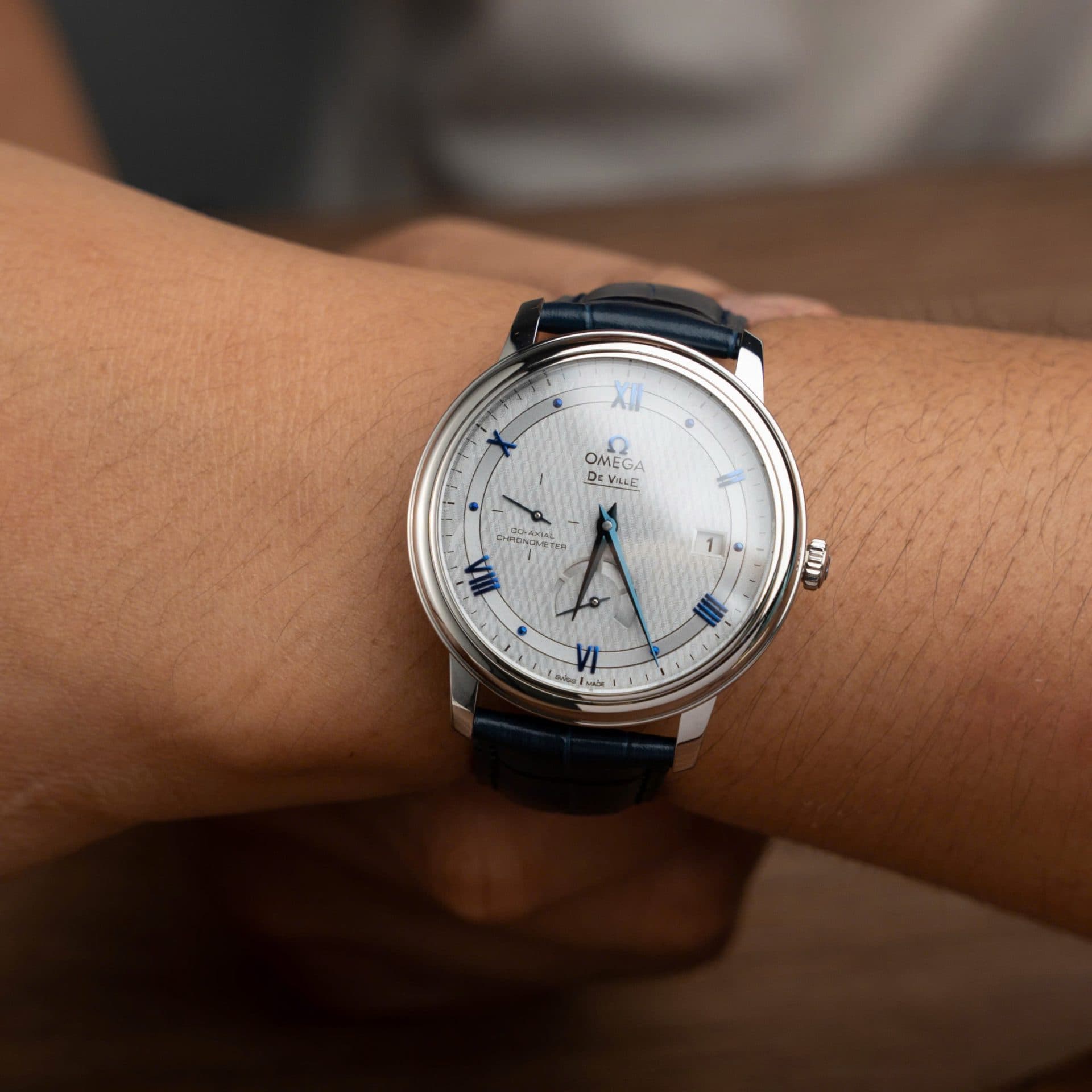 Dong-Ho-Omega-De-Ville-Prestige-Power-Reserve-Rep-1-1-Cao-Cap-Day-Da-Mau-Xanh-39-2-1