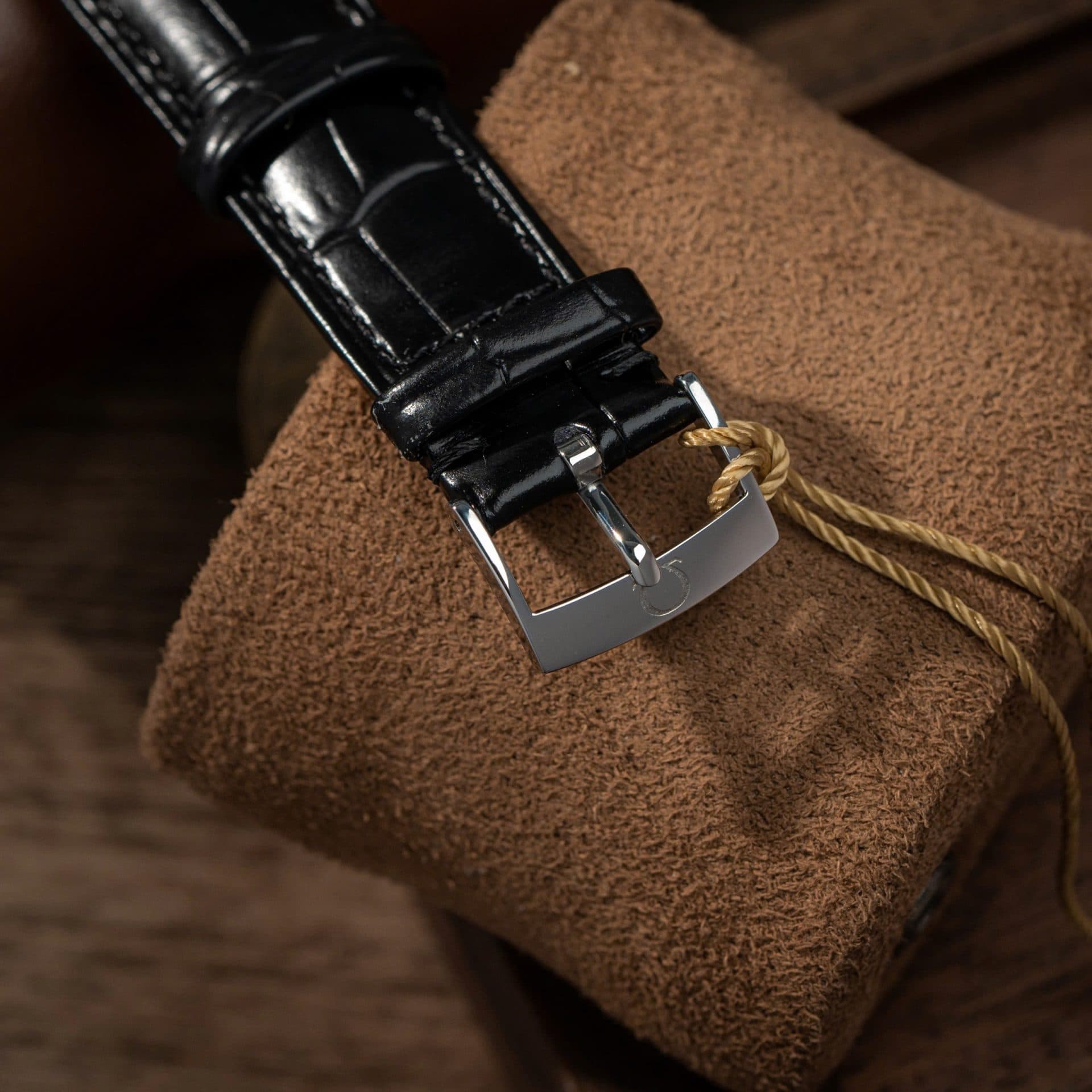 Dong-Ho-Omega-De-Ville-Prestige-Power-Reserve-Replica-11-Mat-Trang-Day-Da-39-6-1