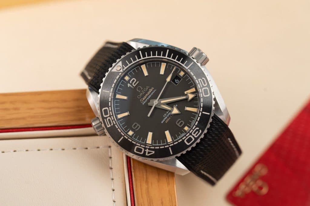 Dong-Ho-Omega-Planet-Ocean-600M-Mat-Den-Rep-11-Nha-May-VS-2-1