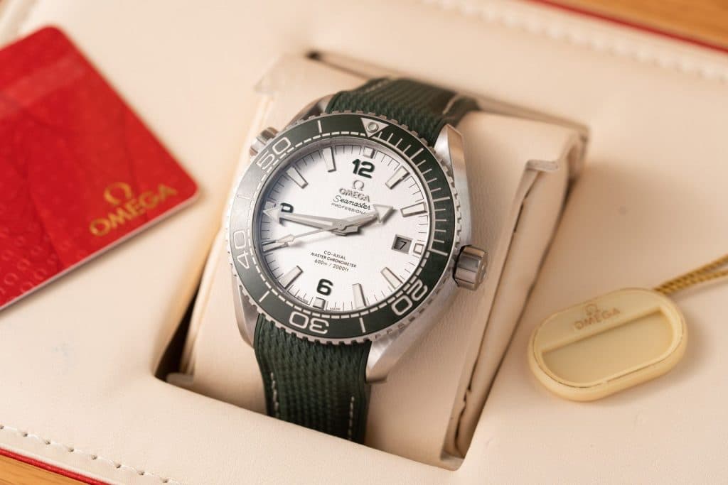 Dong-Ho-Omega-Planet-Ocean-600M-Mat-Xam-Rep-11-Nha-May-VS-1-1