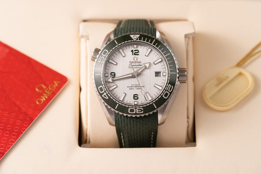 Dong-Ho-Omega-Planet-Ocean-600M-Mat-Xam-Rep-11-Nha-May-VS-3-1
