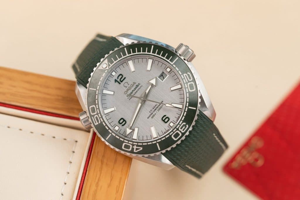 Dong-Ho-Omega-Planet-Ocean-600M-Mat-Xam-Rep-11-Nha-May-VS-4-1