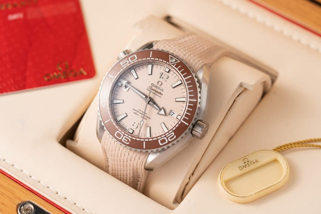 Dong-Ho-Omega-Planet-Ocean-600M-Replica-Cao-Cap-Nha-May-VS-2-1