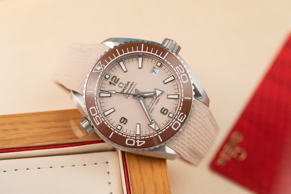 Dong-Ho-Omega-Planet-Ocean-600M-Replica-Cao-Cap-Nha-May-VS-4-1