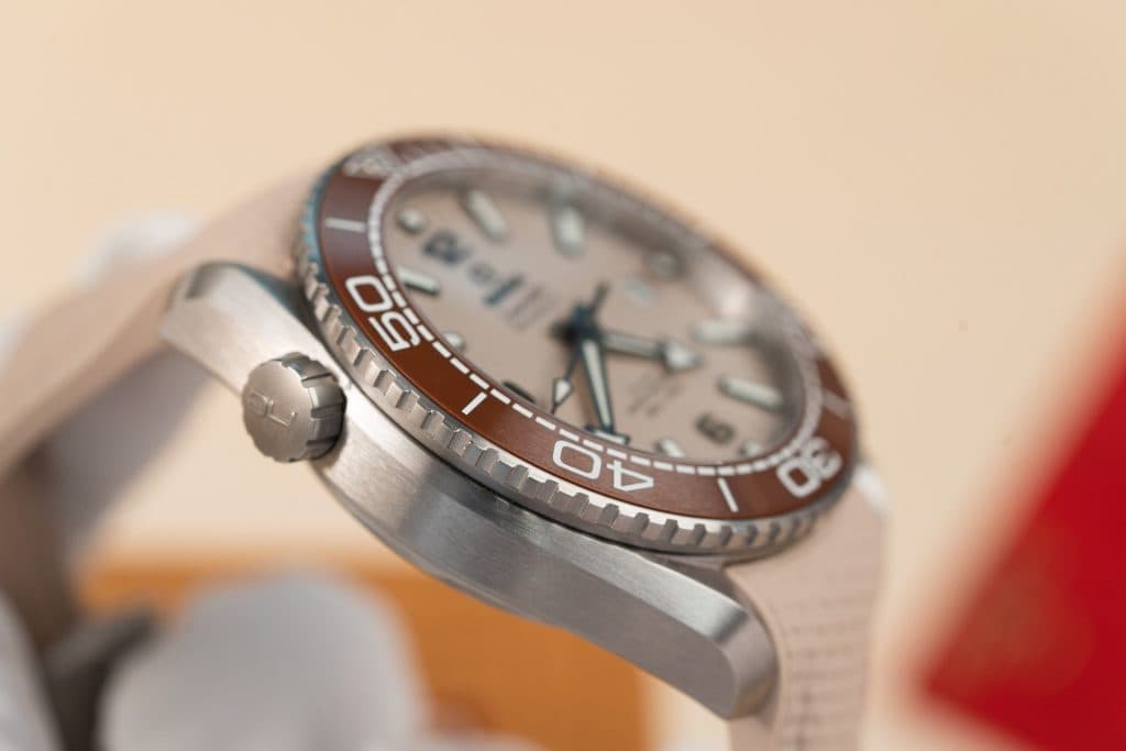 Dong-Ho-Omega-Planet-Ocean-600M-Replica-Cao-Cap-Nha-May-VS-7-1