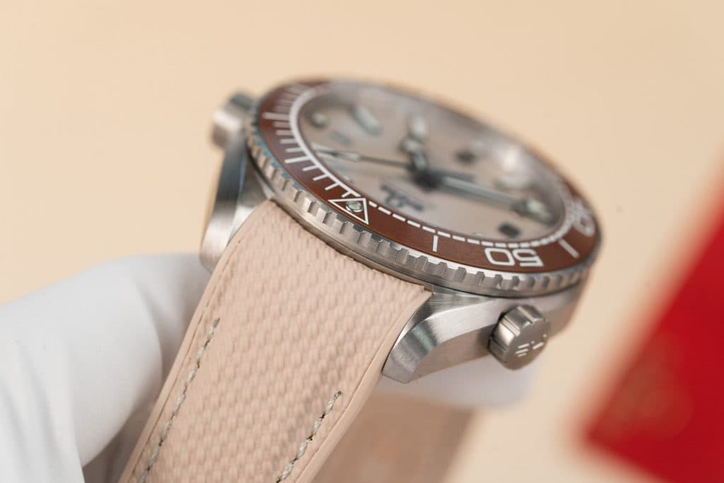 Dong-Ho-Omega-Planet-Ocean-600M-Replica-Cao-Cap-Nha-May-VS-8-1