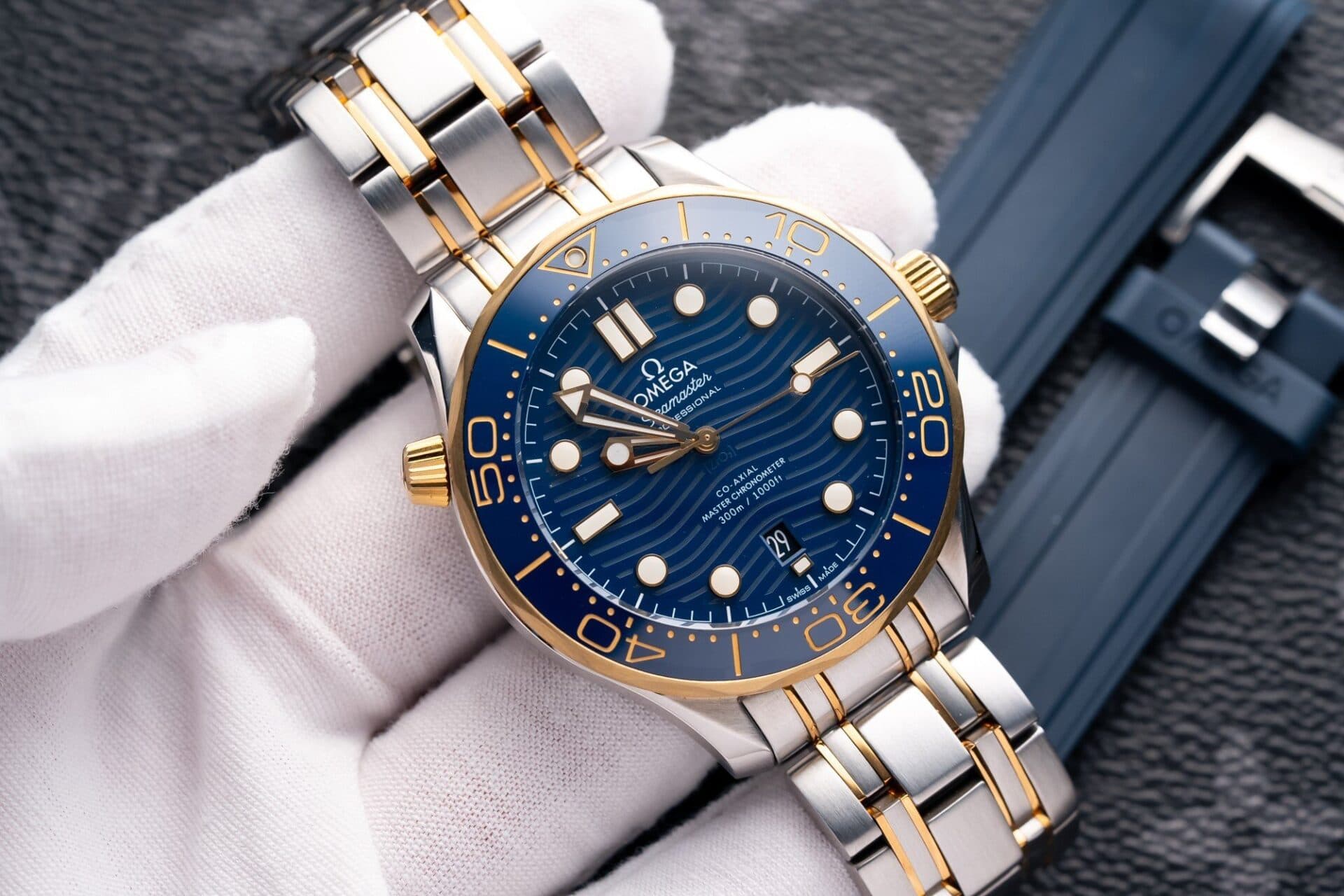 Dong-Ho-Omega-Seamaster-DemiGold-Replcia-11-Mat-Xanh-42mm-2-1