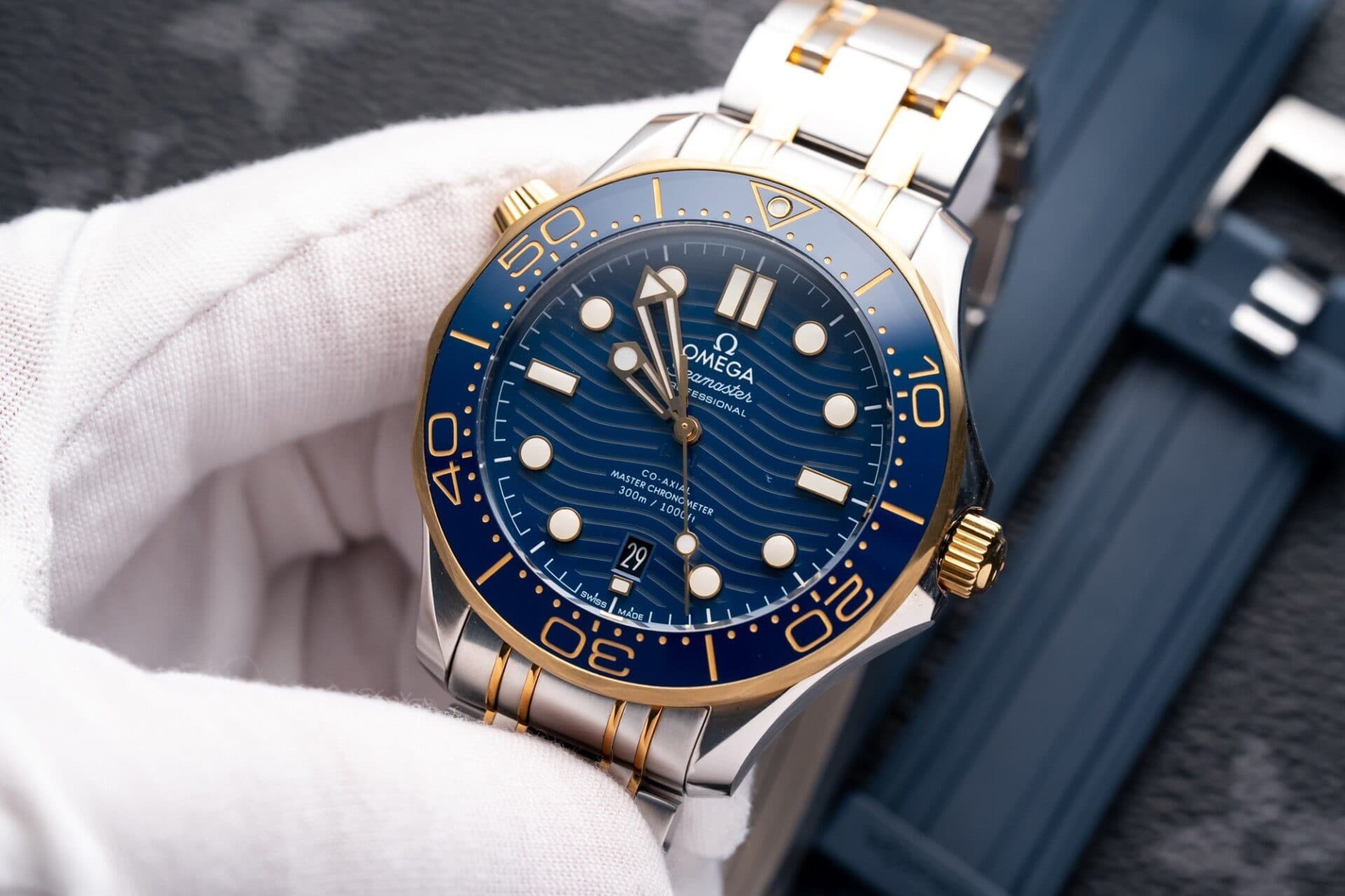 Dong-Ho-Omega-Seamaster-DemiGold-Replcia-11-Mat-Xanh-42mm-3-1