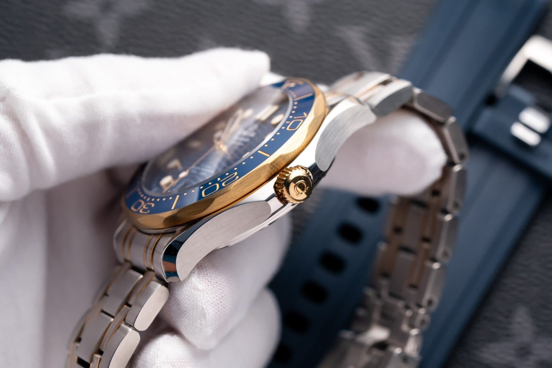 Dong-Ho-Omega-Seamaster-DemiGold-Replcia-11-Mat-Xanh-42mm-4-1