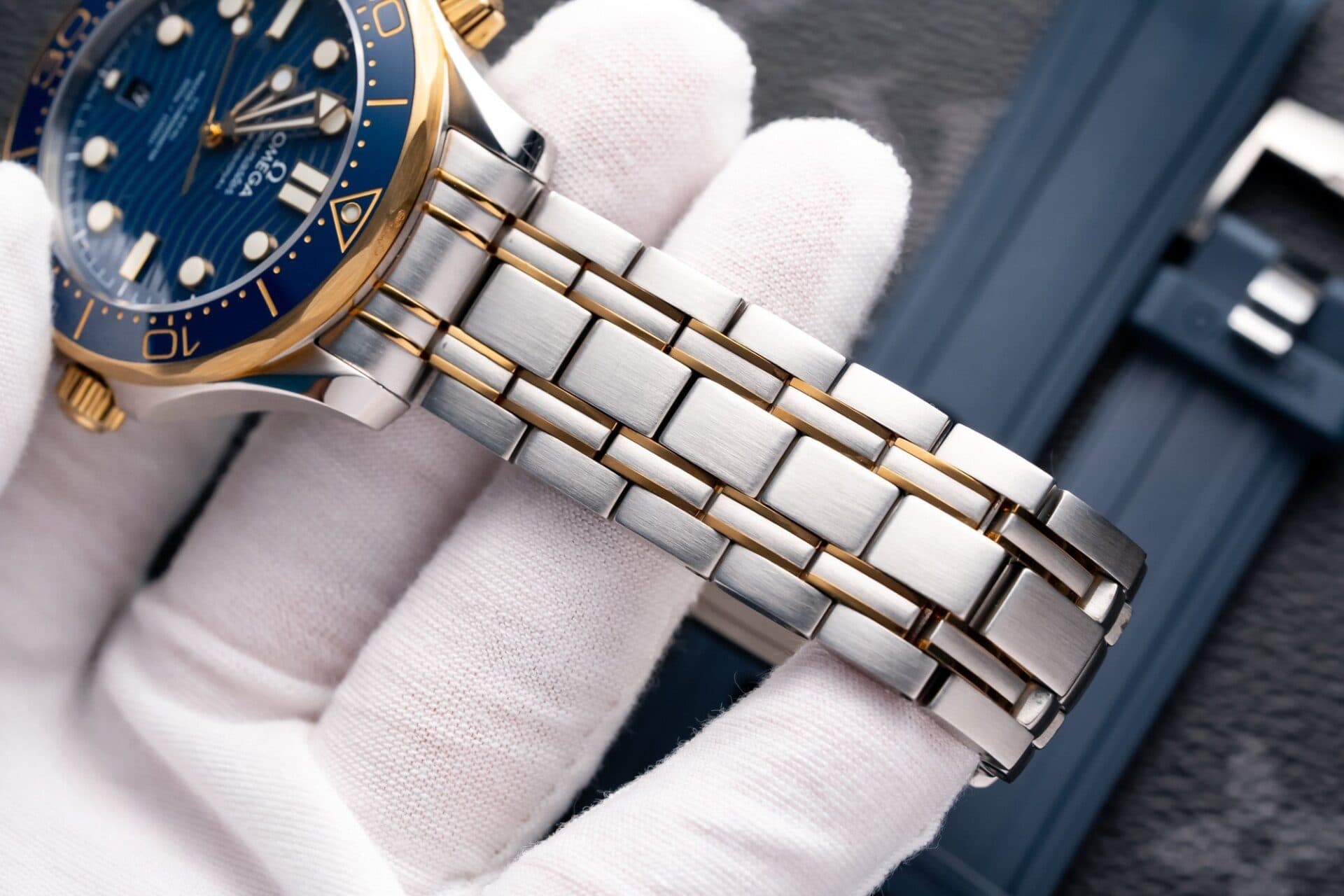 Dong-Ho-Omega-Seamaster-DemiGold-Replcia-11-Mat-Xanh-42mm-6-1