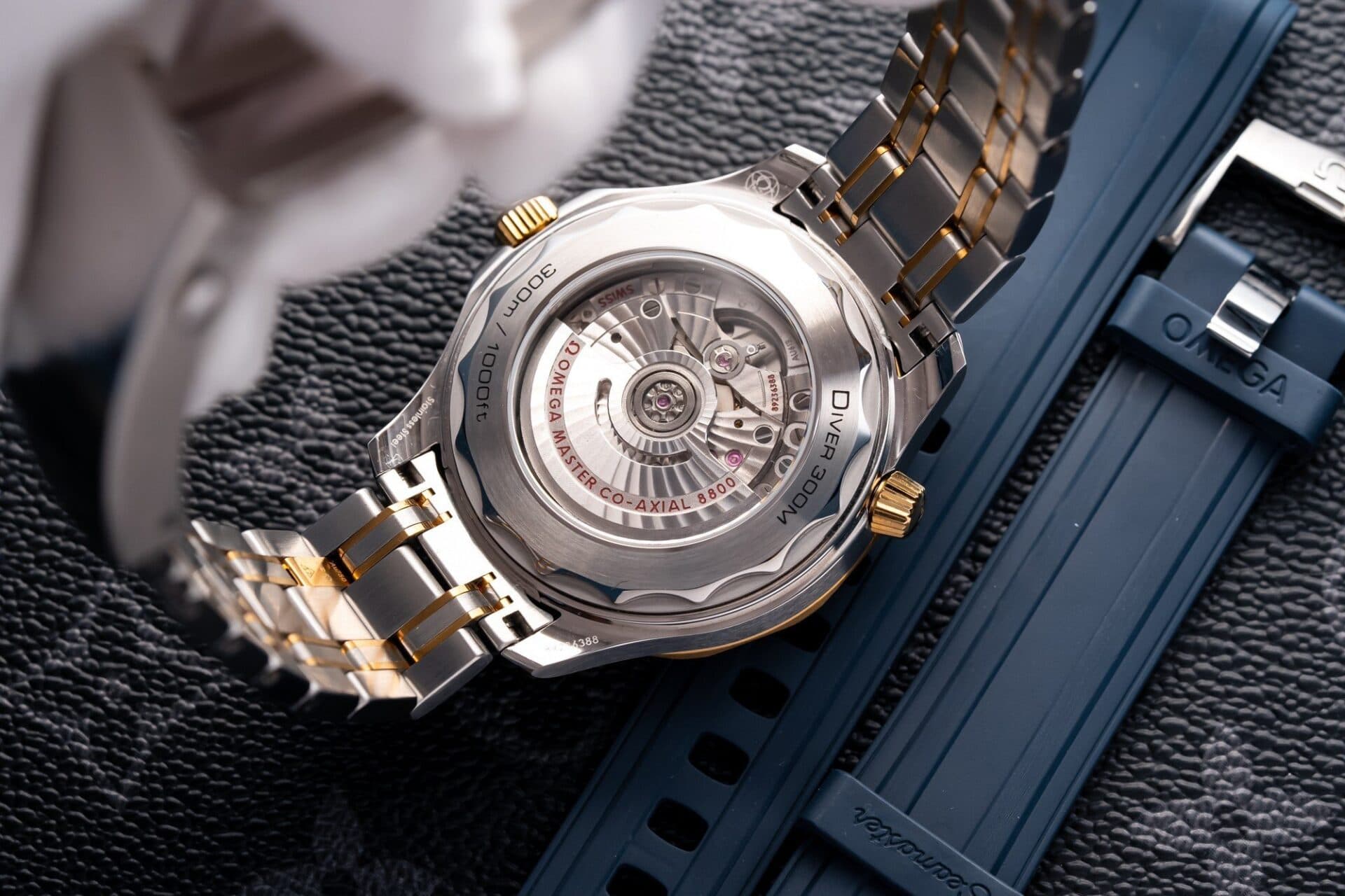 Dong-Ho-Omega-Seamaster-DemiGold-Replcia-11-Mat-Xanh-42mm-8-1