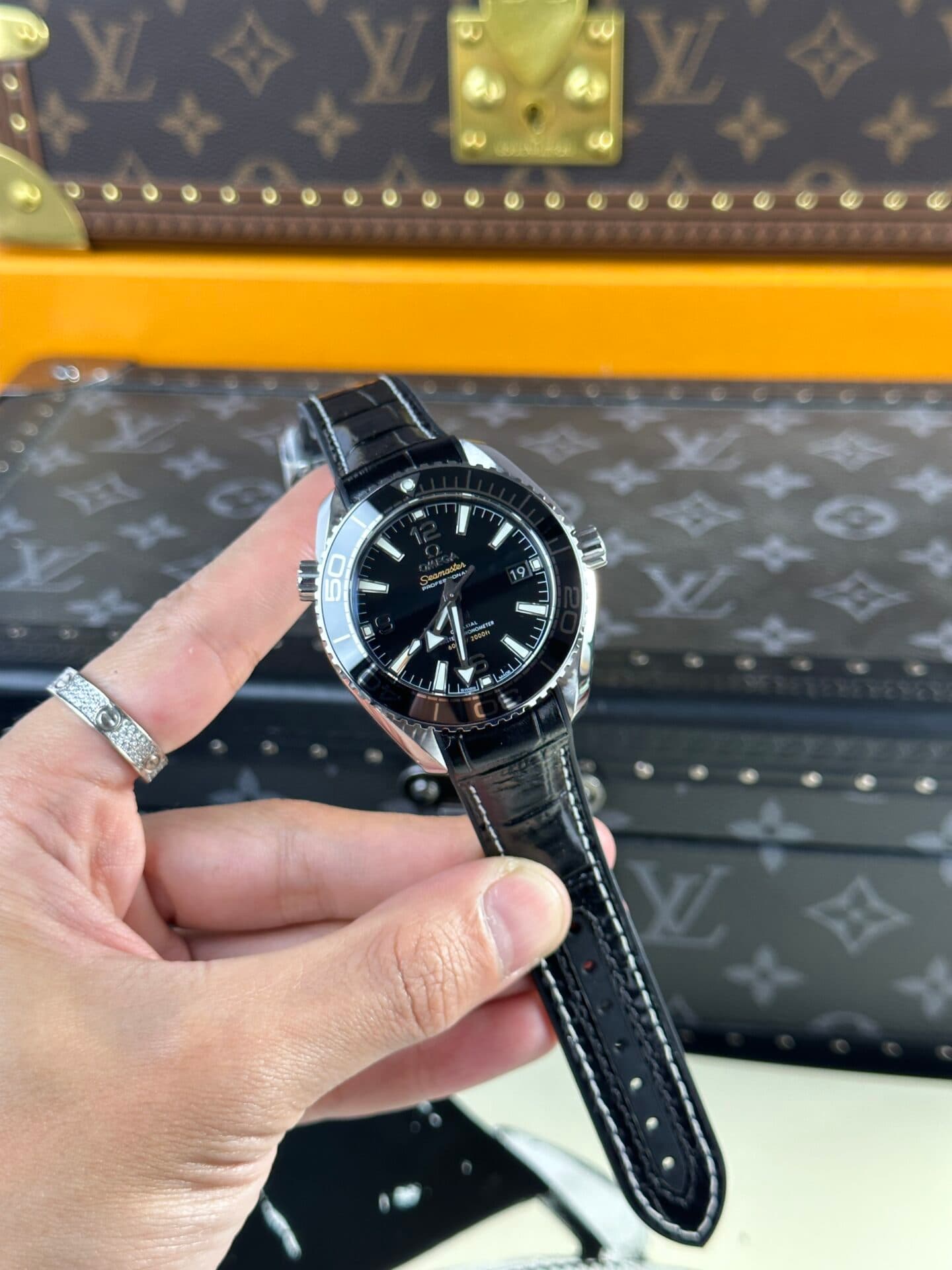 Dong-Ho-Omega-Seamaster-Planet-Ocean-Replica-11-Nha-May-VS-1-1