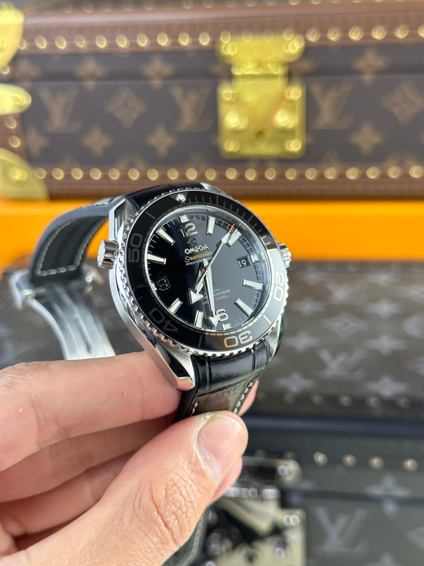 Dong-Ho-Omega-Seamaster-Planet-Ocean-Replica-11-Nha-May-VS-2-1