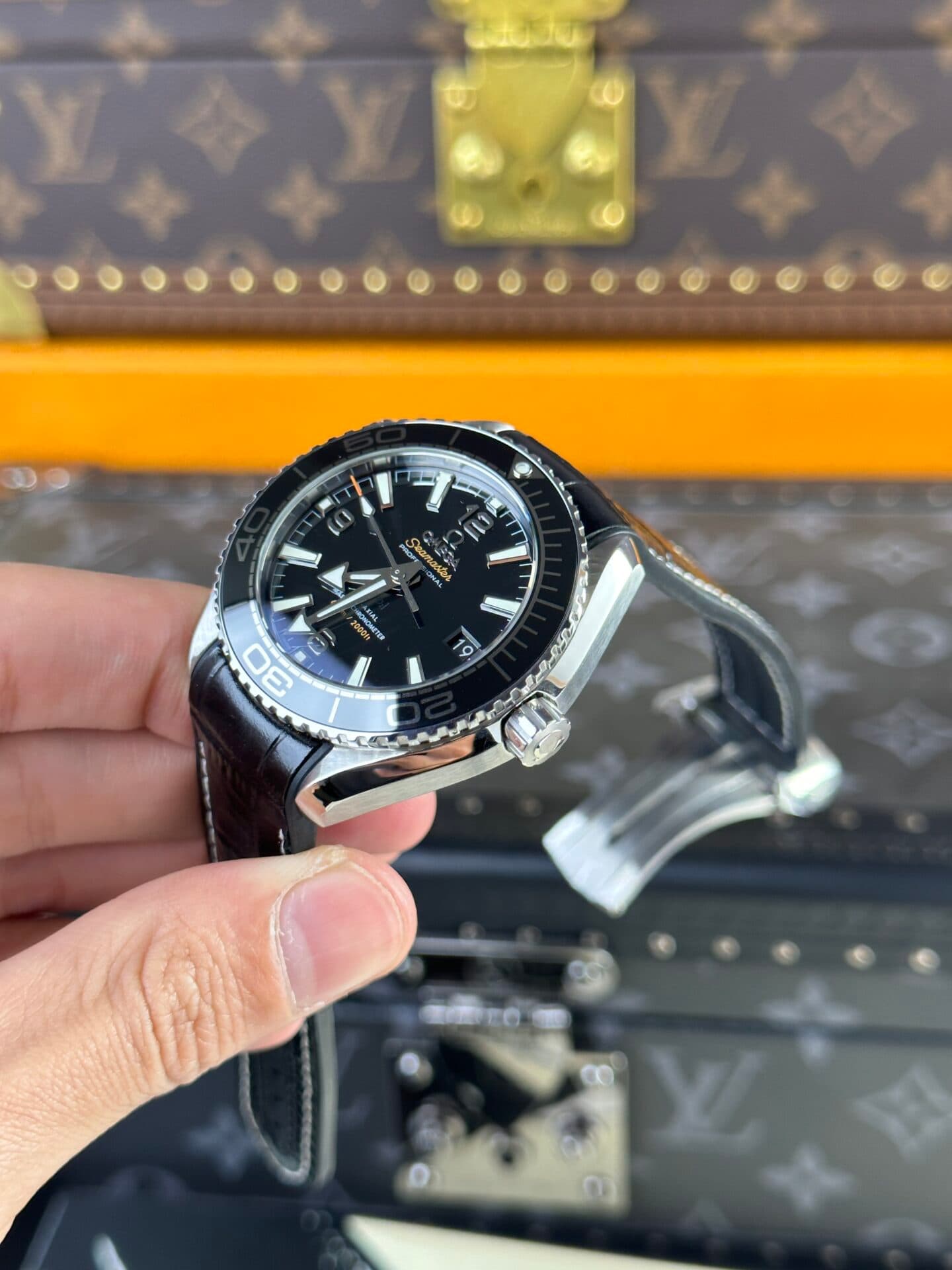 Dong-Ho-Omega-Seamaster-Planet-Ocean-Replica-11-Nha-May-VS-6-1