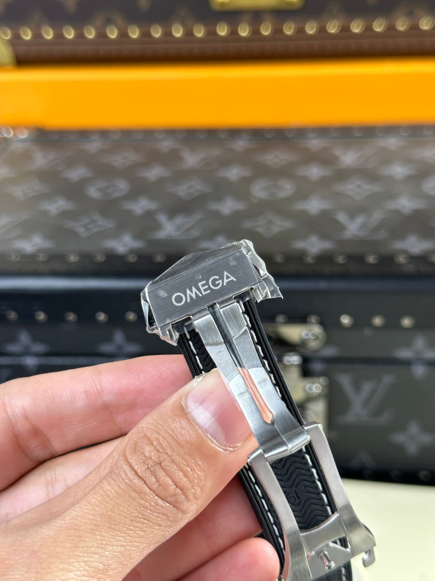 Dong-Ho-Omega-Seamaster-Planet-Ocean-Replica-11-Nha-May-VS-9-1