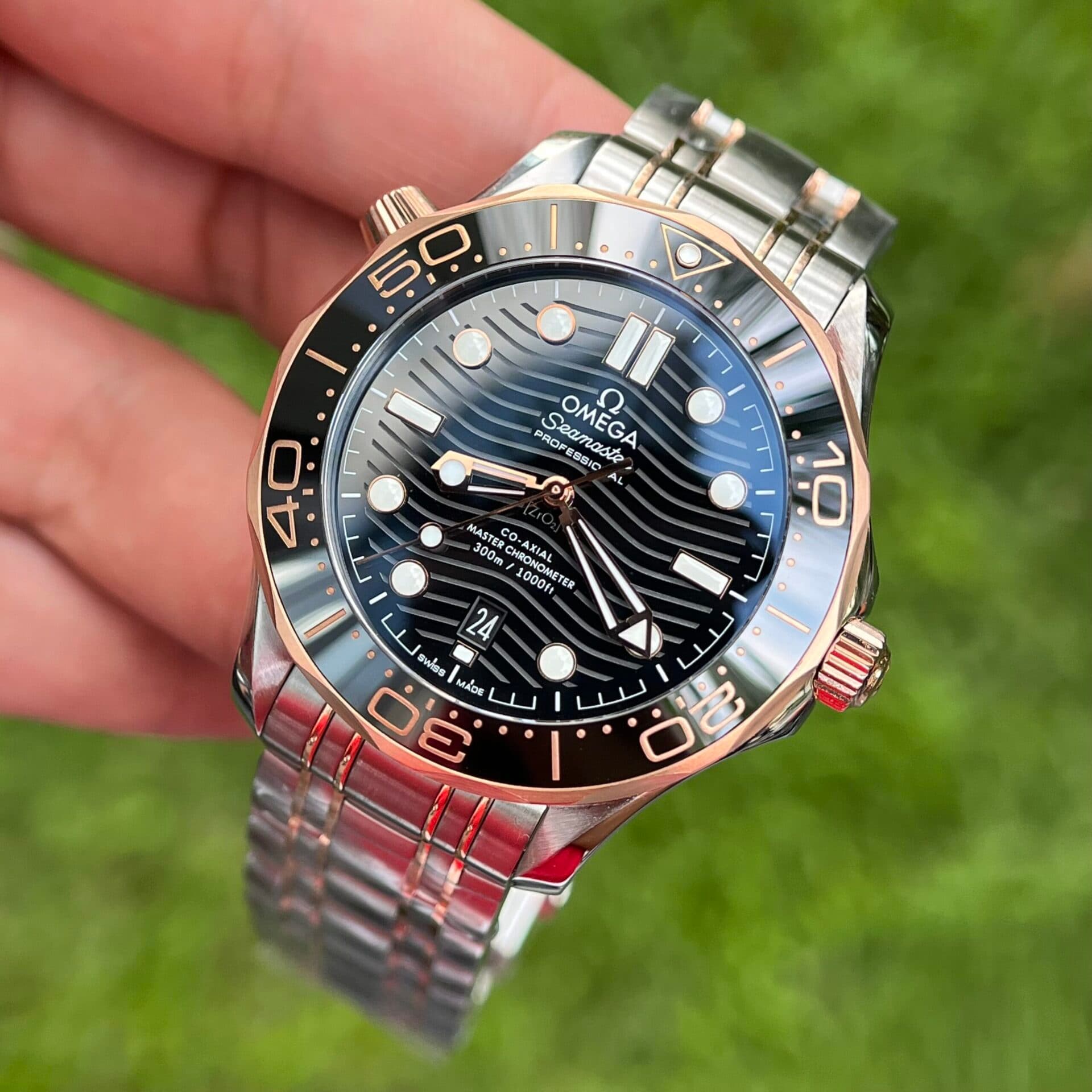 Dong-Ho-Omega-Seamaster-Replica-11-Demi-Rose-Nam-42mm-4-scaled-1