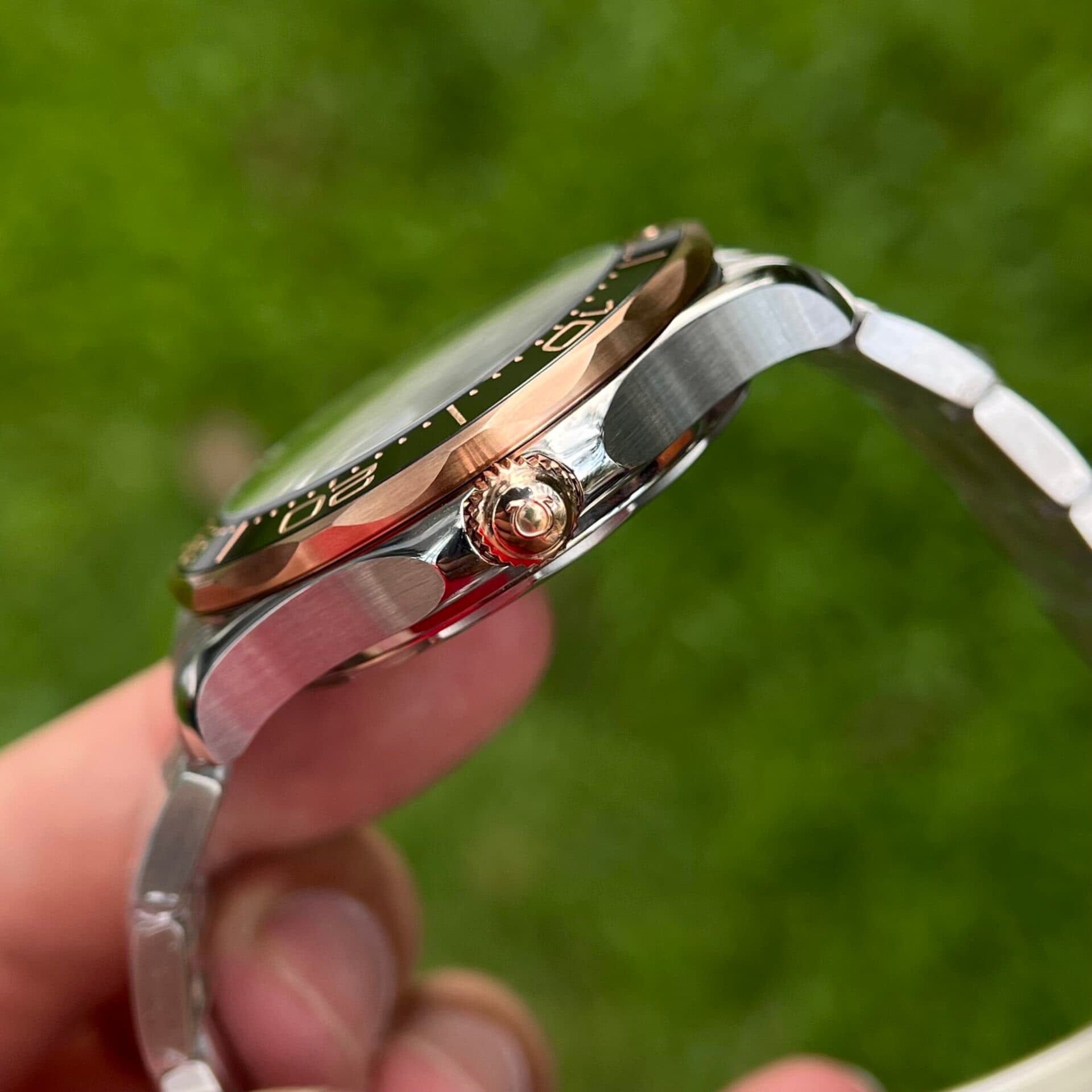 Dong-Ho-Omega-Seamaster-Replica-11-Demi-Rose-Nam-42mm-7-scaled-1