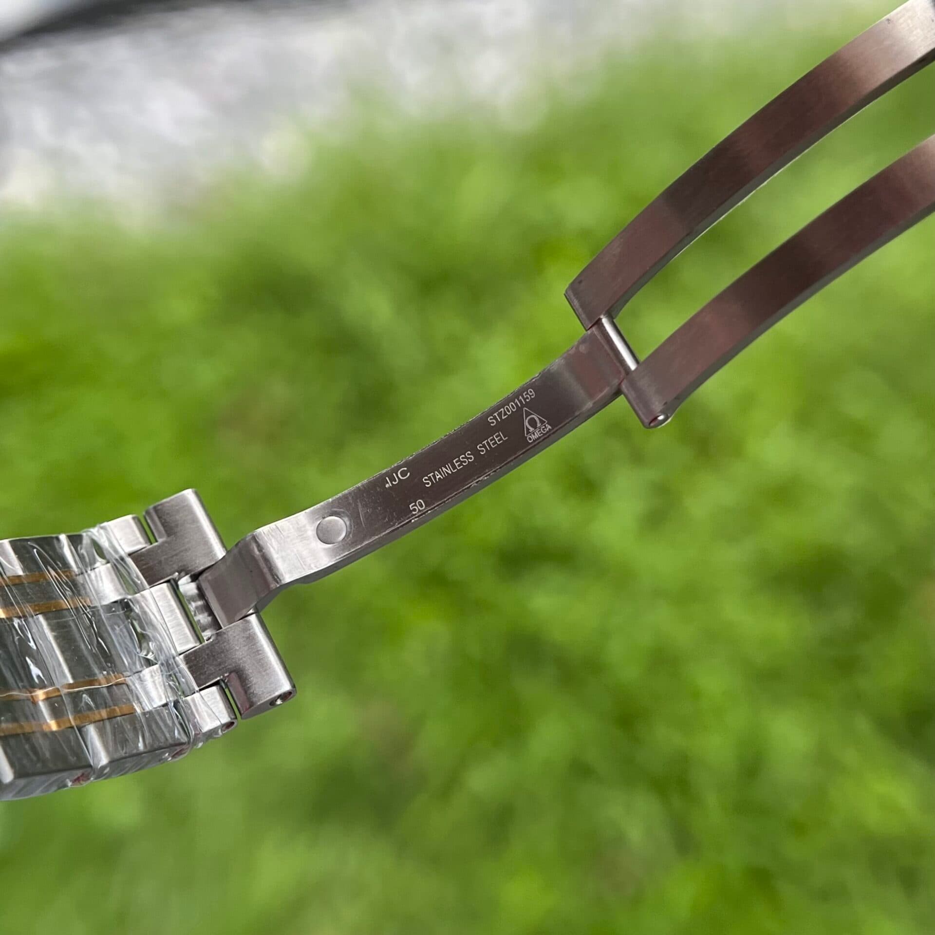 Dong-Ho-Omega-Seamaster-Replica-11-VS-Factory-Demi-Gold-42mm-9-scaled-1