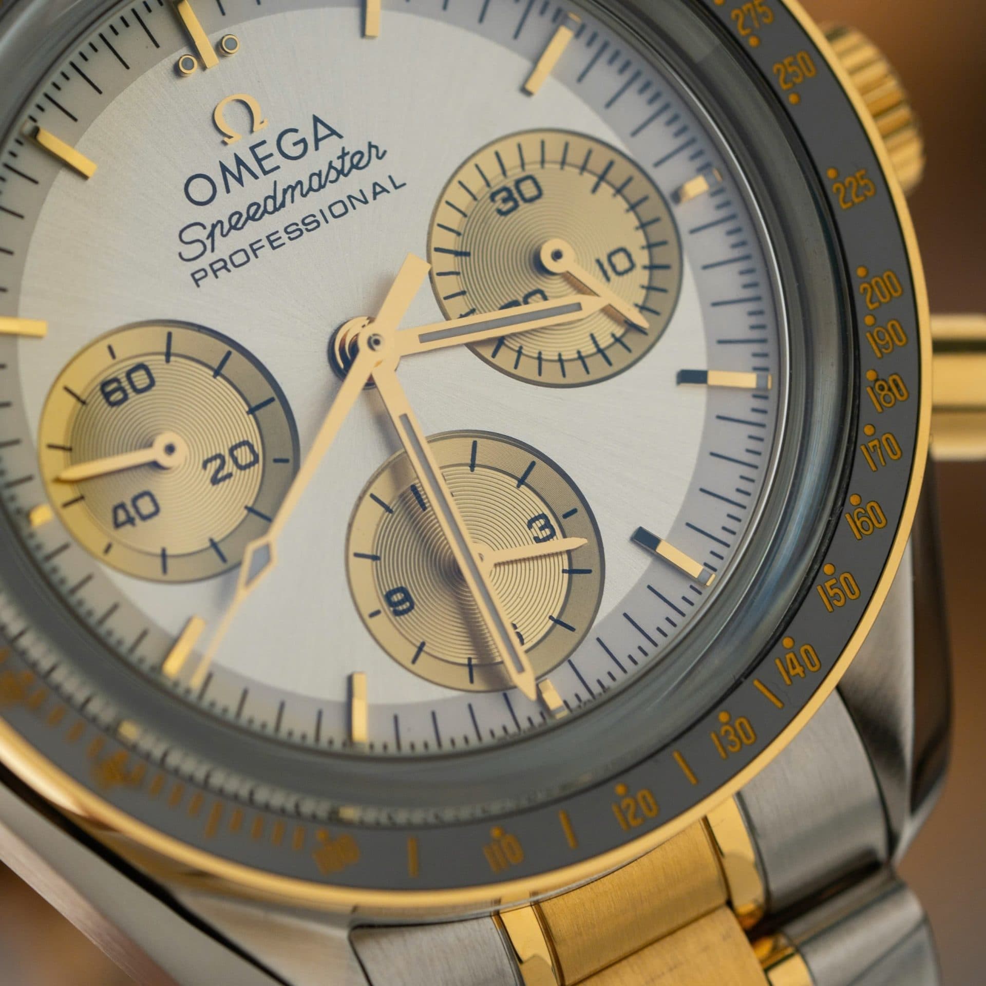 Dong-Ho-Omega-SpeedMaster-MoonWatch-Chronogarph-Demi-Gold-Rep-11-Cao-Cap-42mm-10-1
