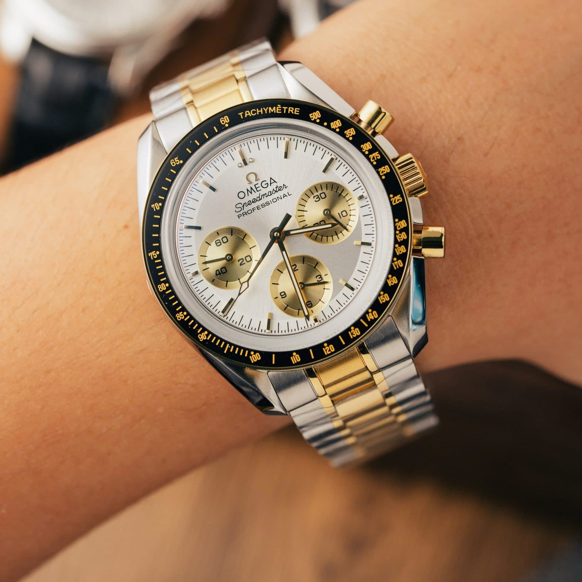 Dong-Ho-Omega-SpeedMaster-MoonWatch-Chronogarph-Demi-Gold-Rep-11-Cao-Cap-42mm-2-1