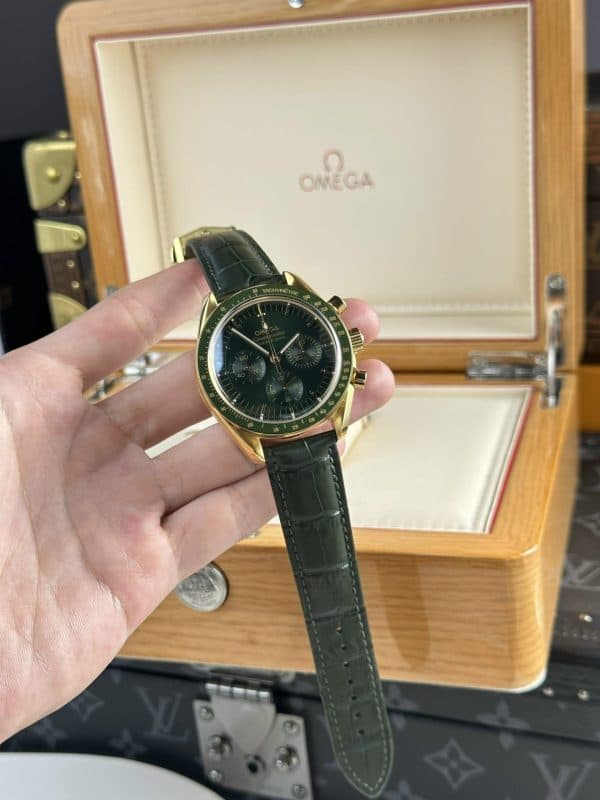 Dong-Ho-Omega-Speedmaster-Moonwatch-Replica-11-Mat-Xanh-La-RM-Factory-44mm-9-1