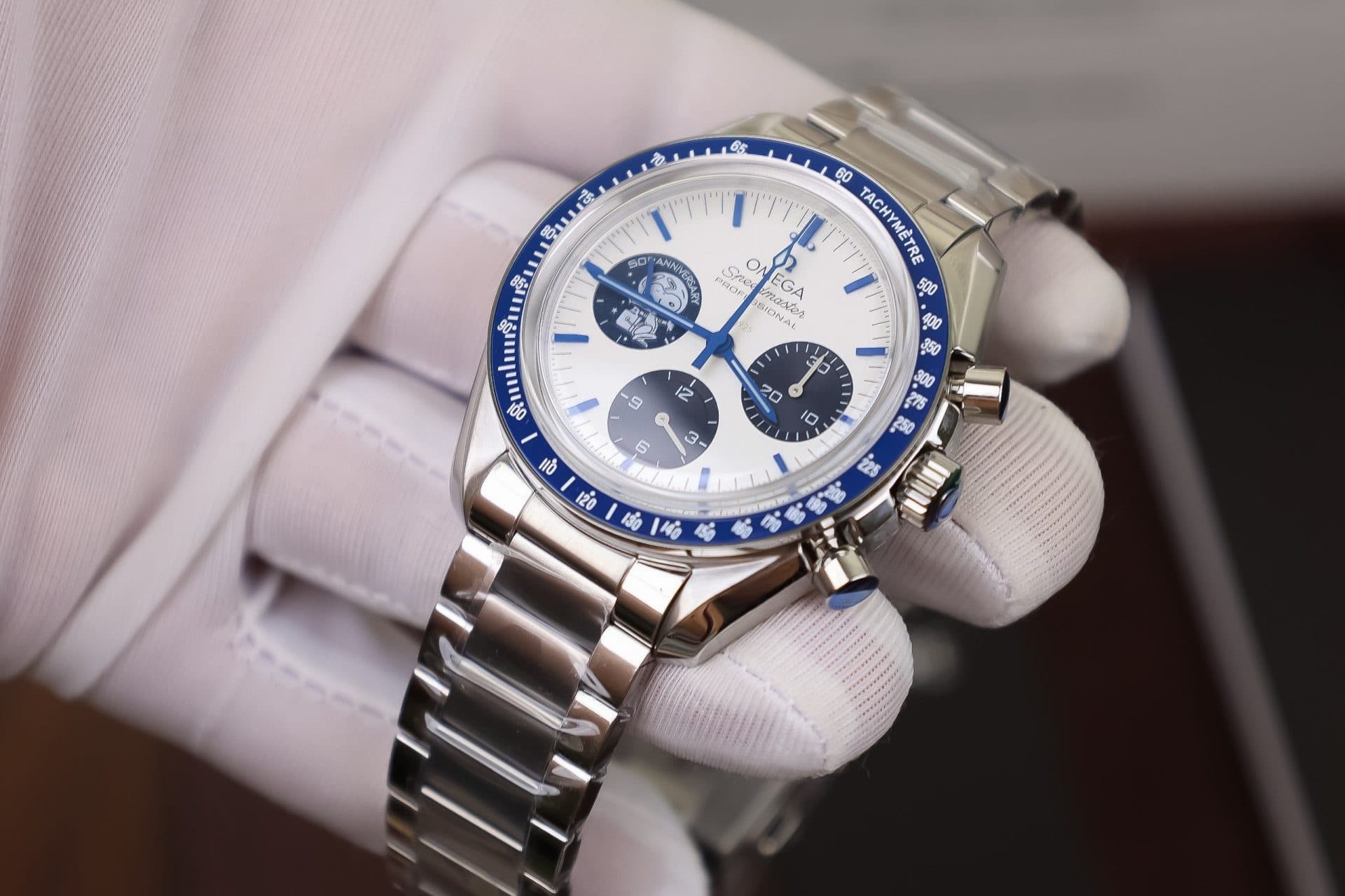 Dong-Ho-Omega-Speedmaster-Snoopy-Avard-Replica-11-N1-Factory-42mm-4-1