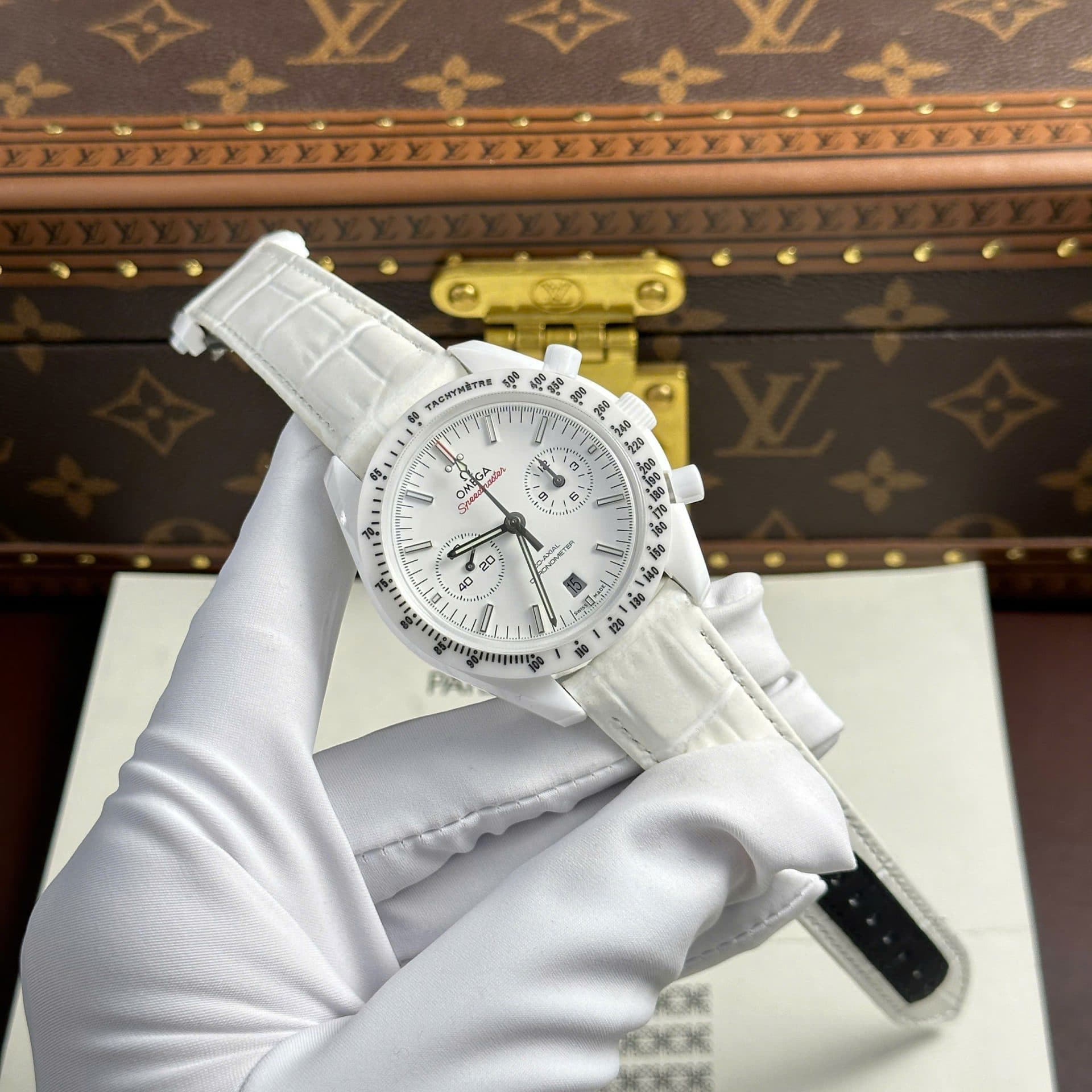 Dong-Ho-Omega-Speedmaster-White-Side-of-The-Moon-Che-Tac-Gom-Trang-N1-44mm-2-1
