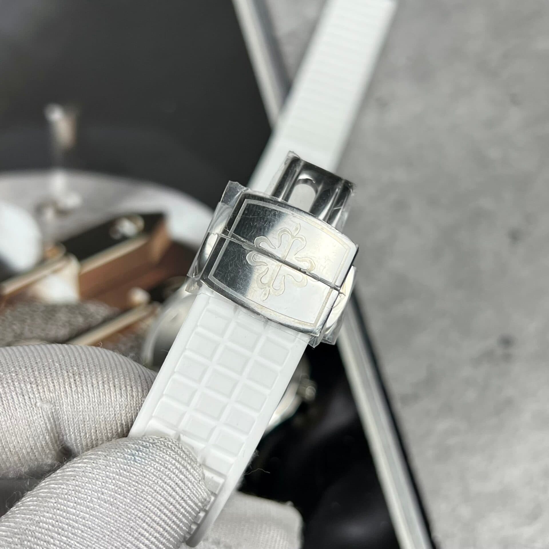 Dong-Ho-Patek-Philippe-Aquanaut-5067A-Dinh-Kim-Cuong-Moissanite-1-1