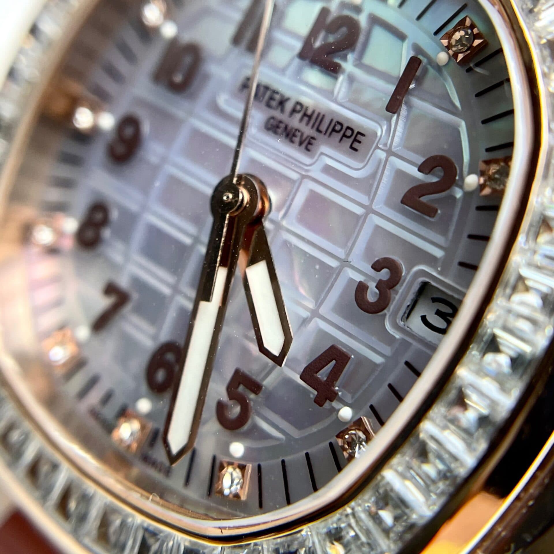 Dong-Ho-Patek-Philippe-Aquanaut-5072R-Boc-Vang-Do-Kim-Cuong-Moissanite-35-3-1
