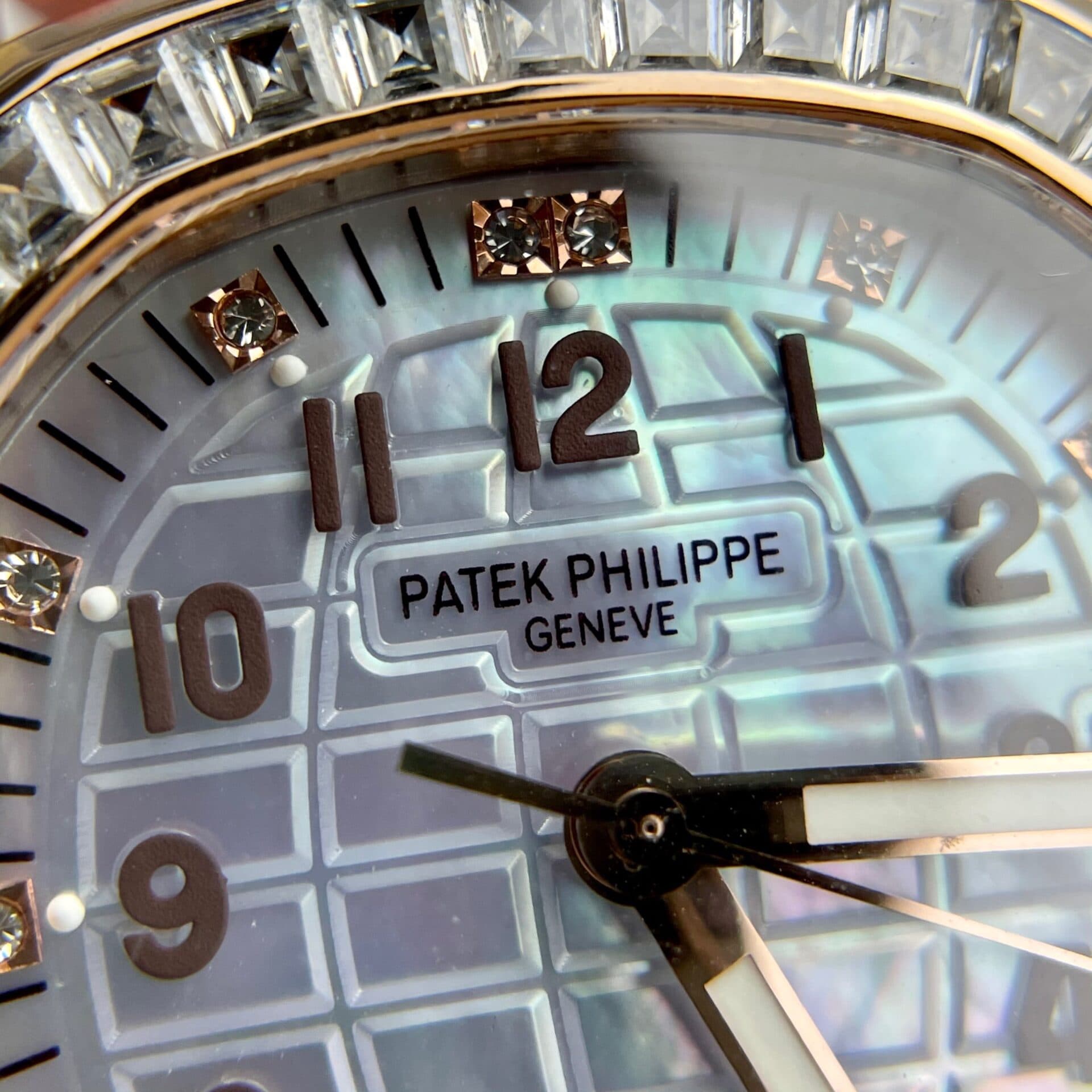 Dong-Ho-Patek-Philippe-Aquanaut-5072R-Boc-Vang-Do-Kim-Cuong-Moissanite-35-4-1