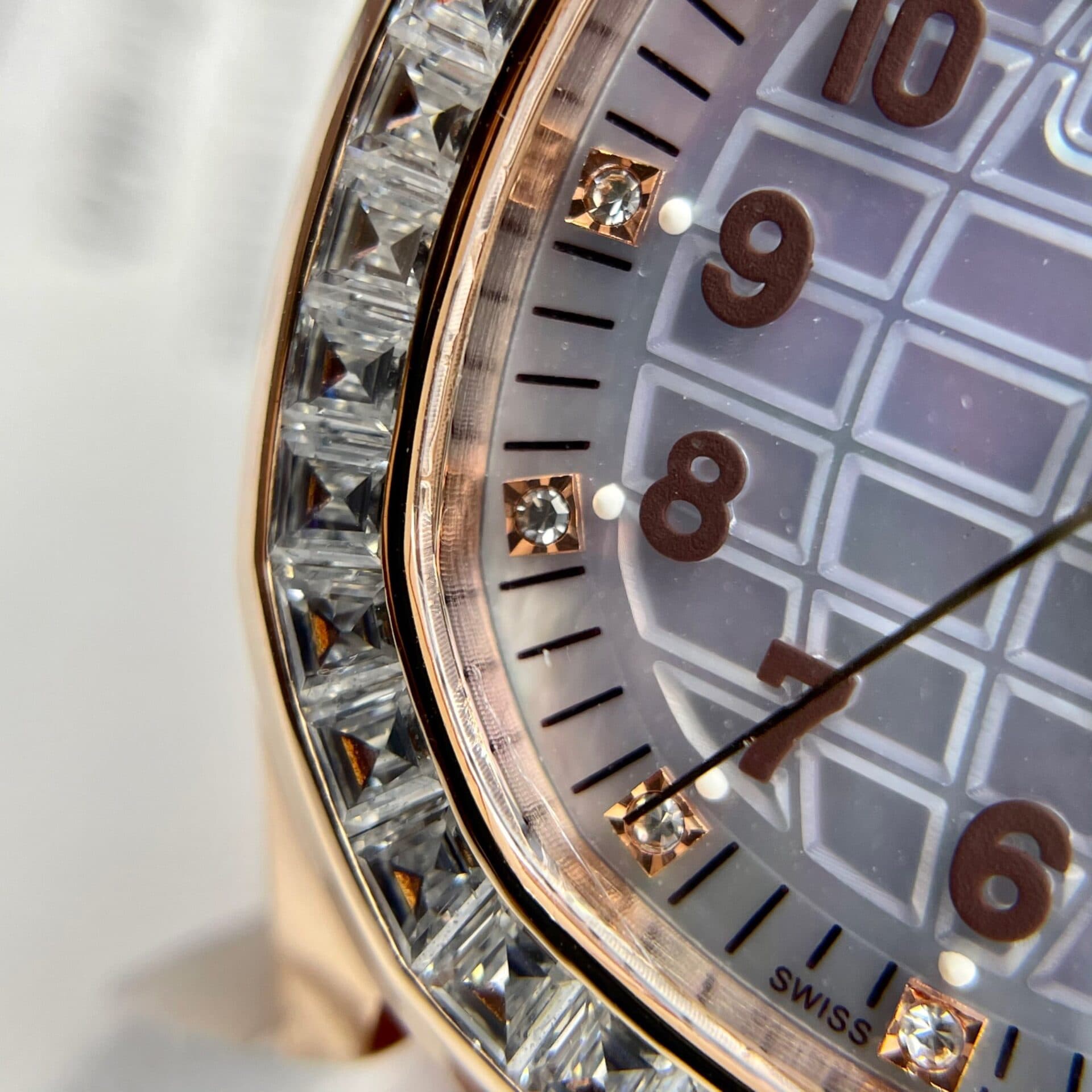 Dong-Ho-Patek-Philippe-Aquanaut-5072R-Boc-Vang-Do-Kim-Cuong-Moissanite-35-5-1